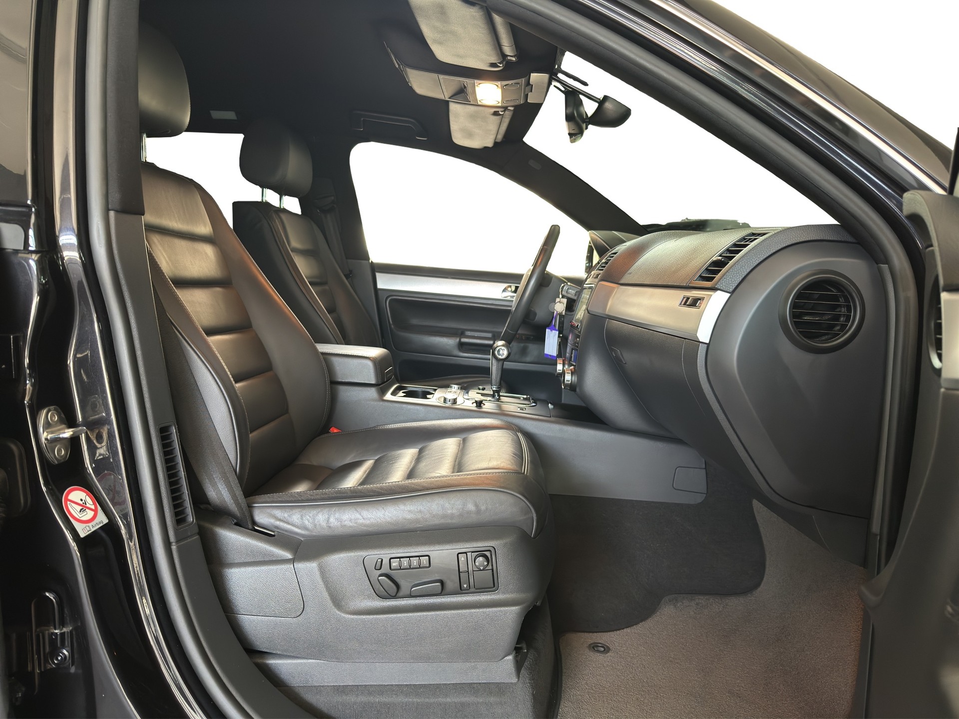 VW Touareg 5.0 TDI V10 Automatic-image-7