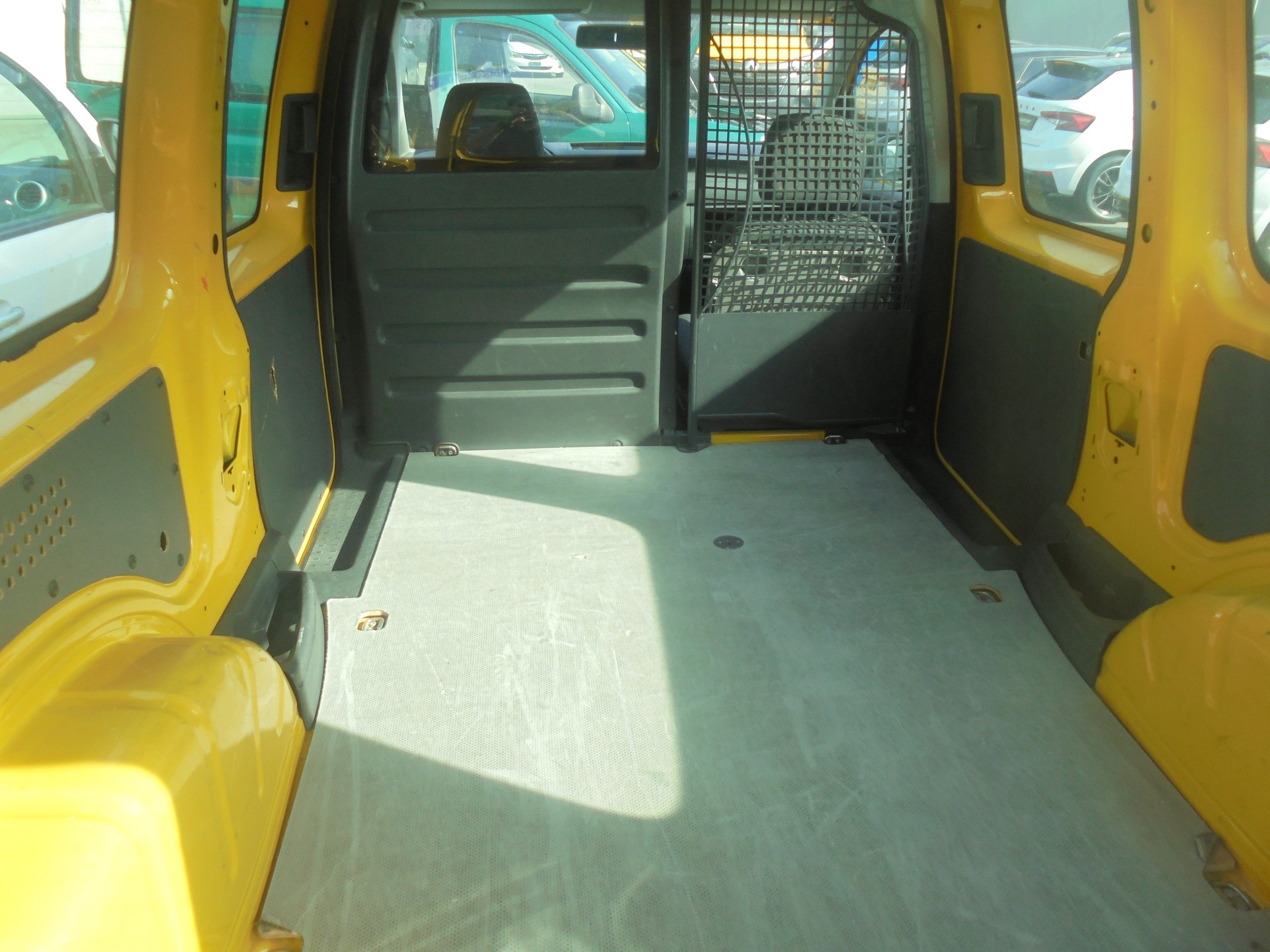 VW Caddy Maxi 2.0TDI 4Motion BlueMotion Technology-image-4
