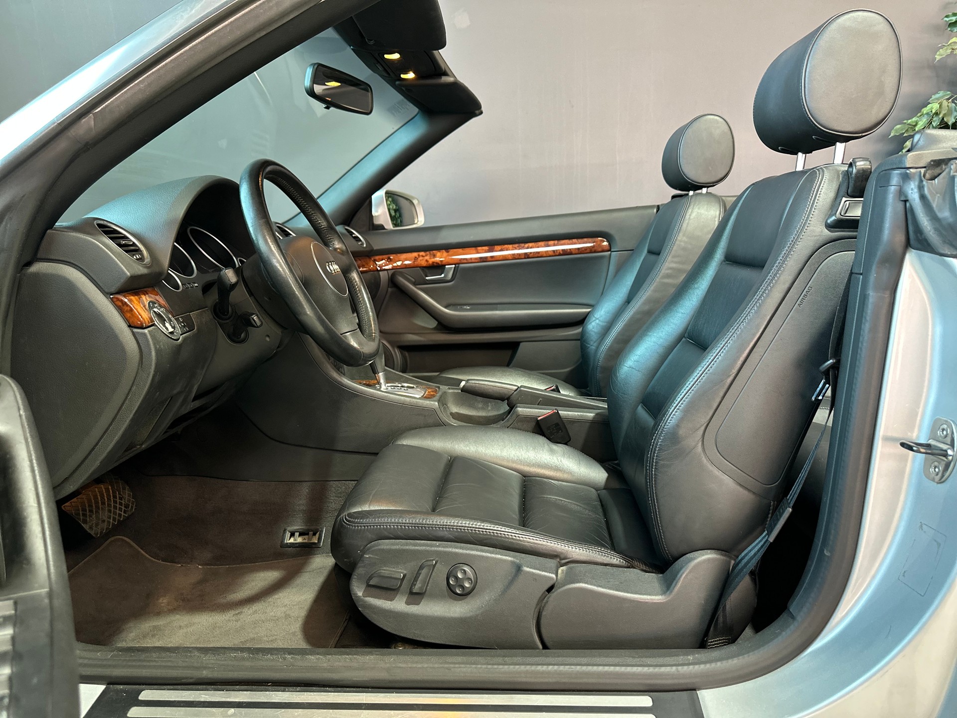 AUDI A4 Cabriolet 2.4 V6-image-12