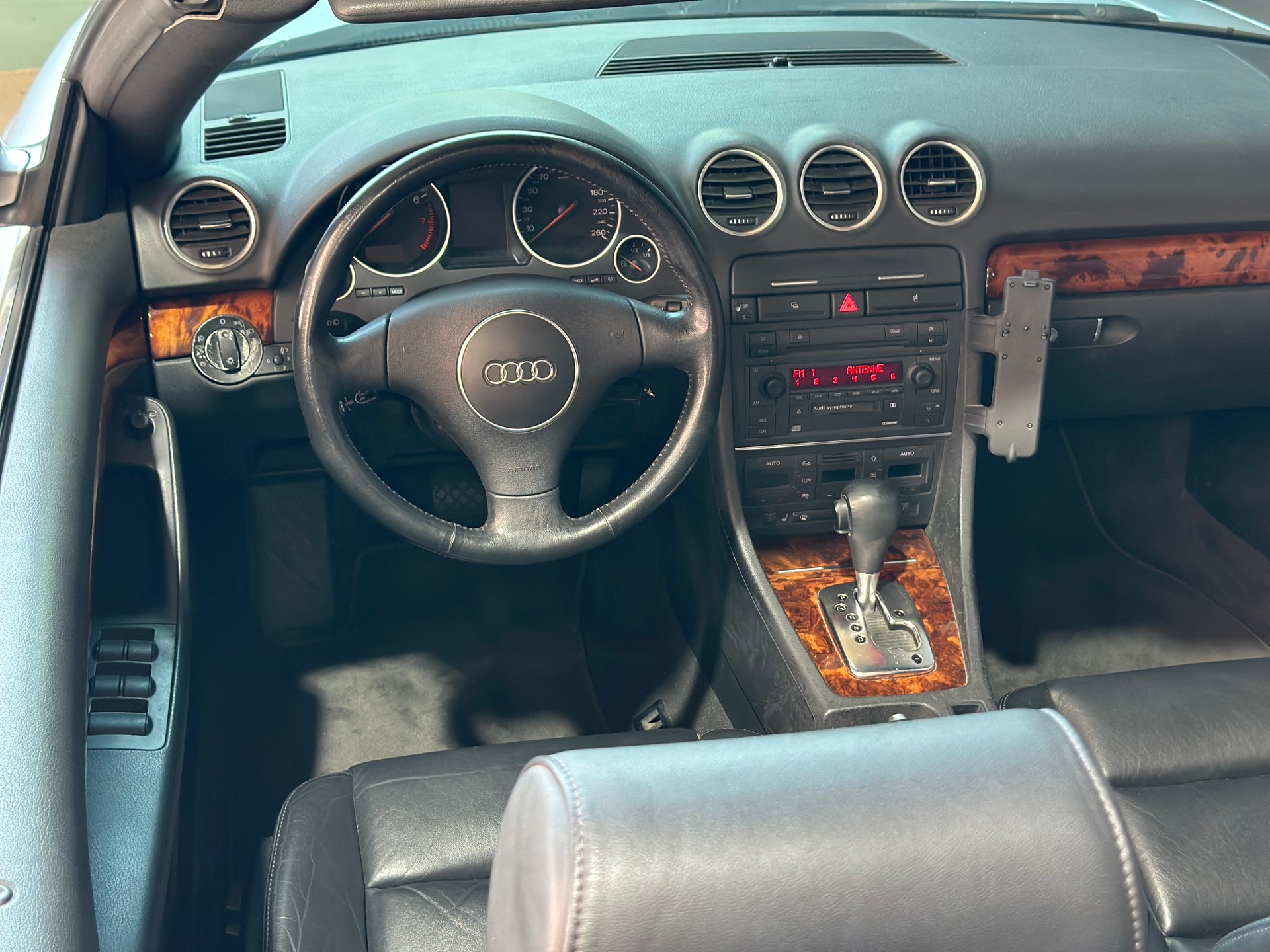 AUDI A4 Cabriolet 2.4 V6-image-13