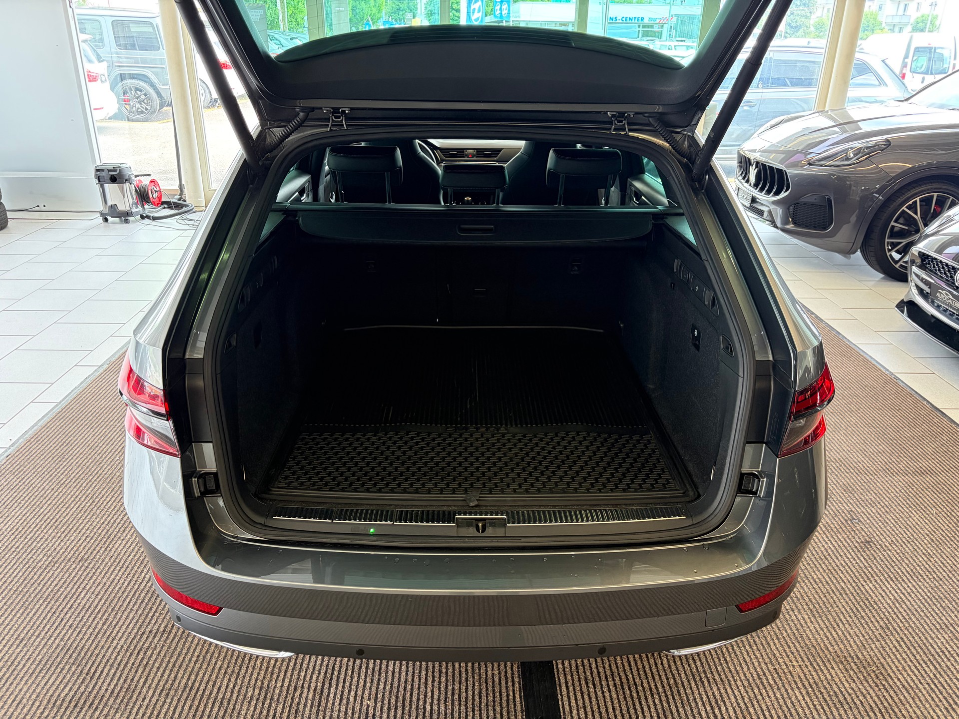 SKODA Superb Combi 2.0 TDi SportLine 4x4 DSG | CH Fzg. | AHK schwenkbar | DCC | Area View | 19" |-image-26
