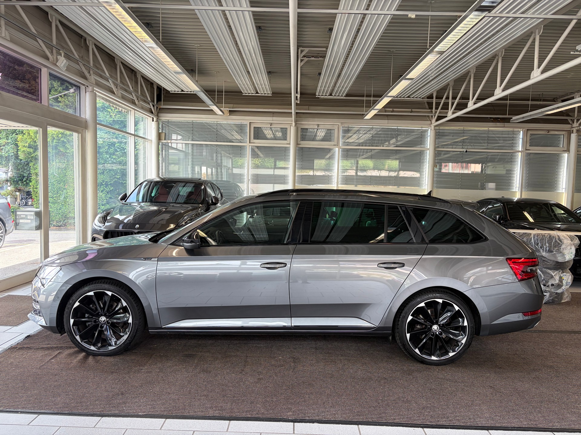 SKODA Superb Combi 2.0 TDi SportLine 4x4 DSG | CH Fzg. | AHK schwenkbar | DCC | Area View | 19" |-image-10