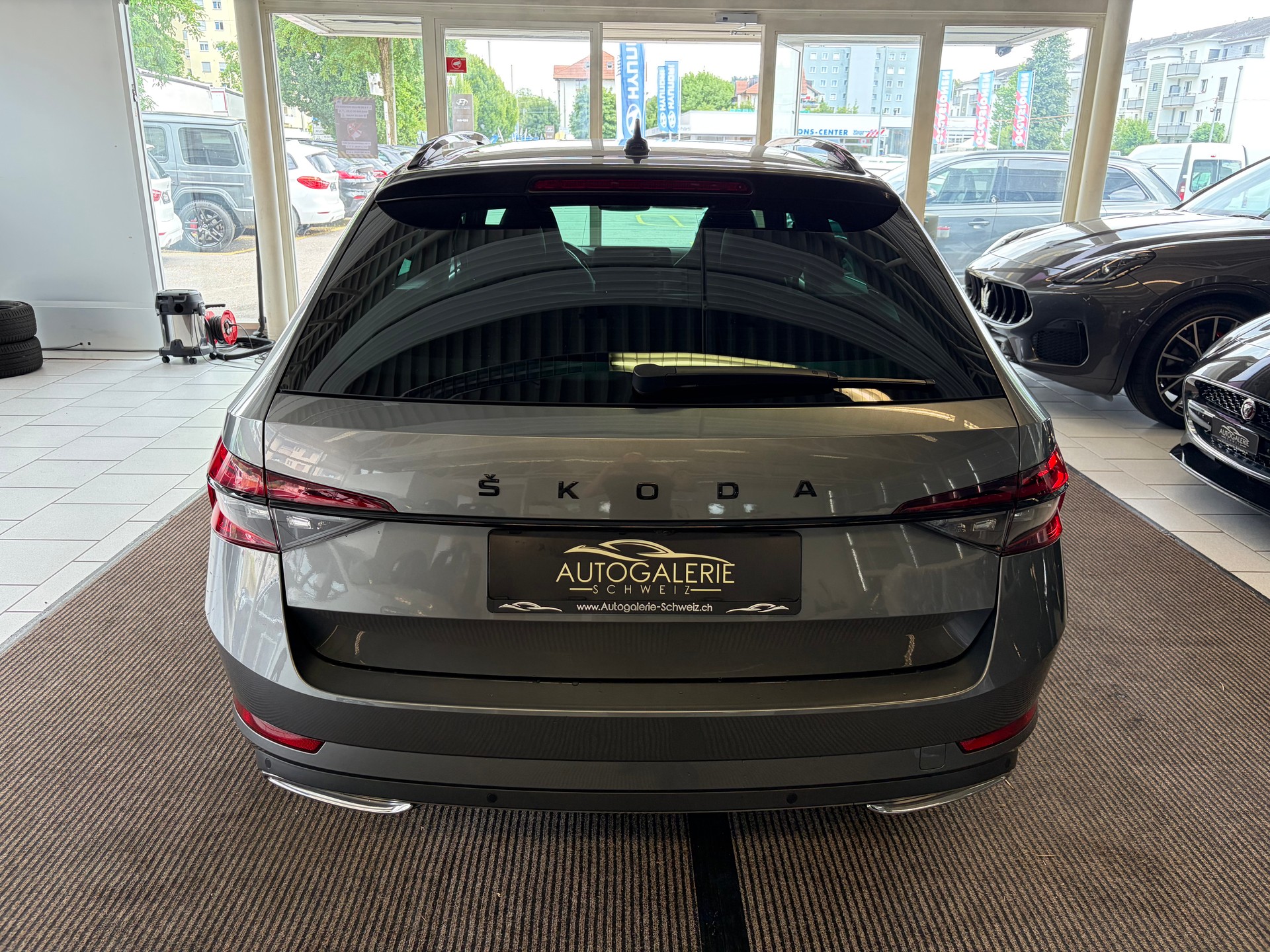 SKODA Superb Combi 2.0 TDi SportLine 4x4 DSG | CH Fzg. | AHK schwenkbar | DCC | Area View | 19" |-image-25