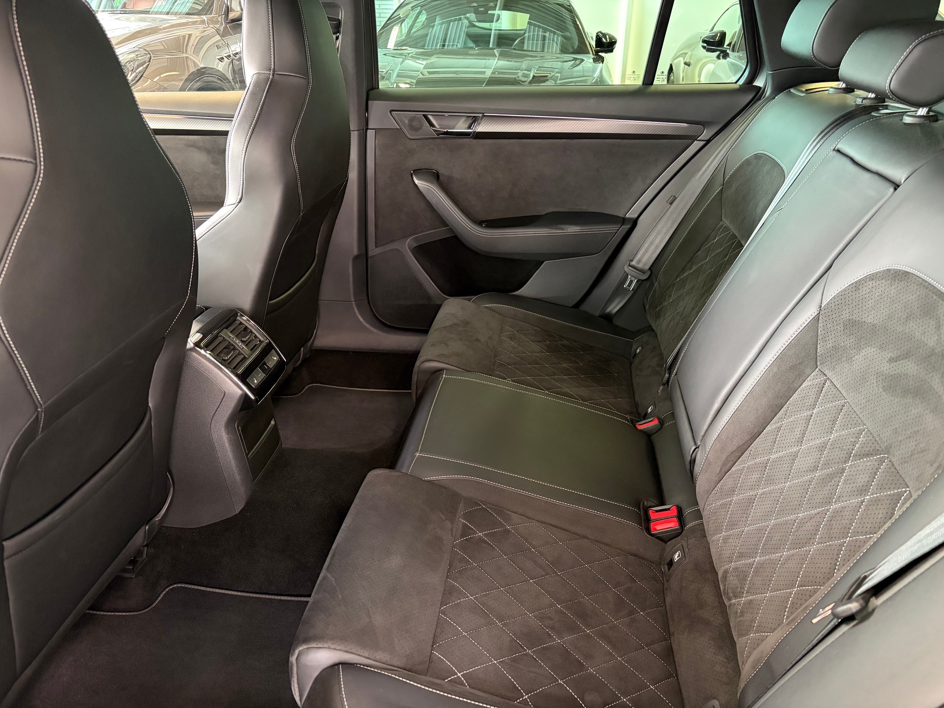 SKODA Superb Combi 2.0 TDi SportLine 4x4 DSG | CH Fzg. | AHK schwenkbar | DCC | Area View | 19" |-image-23