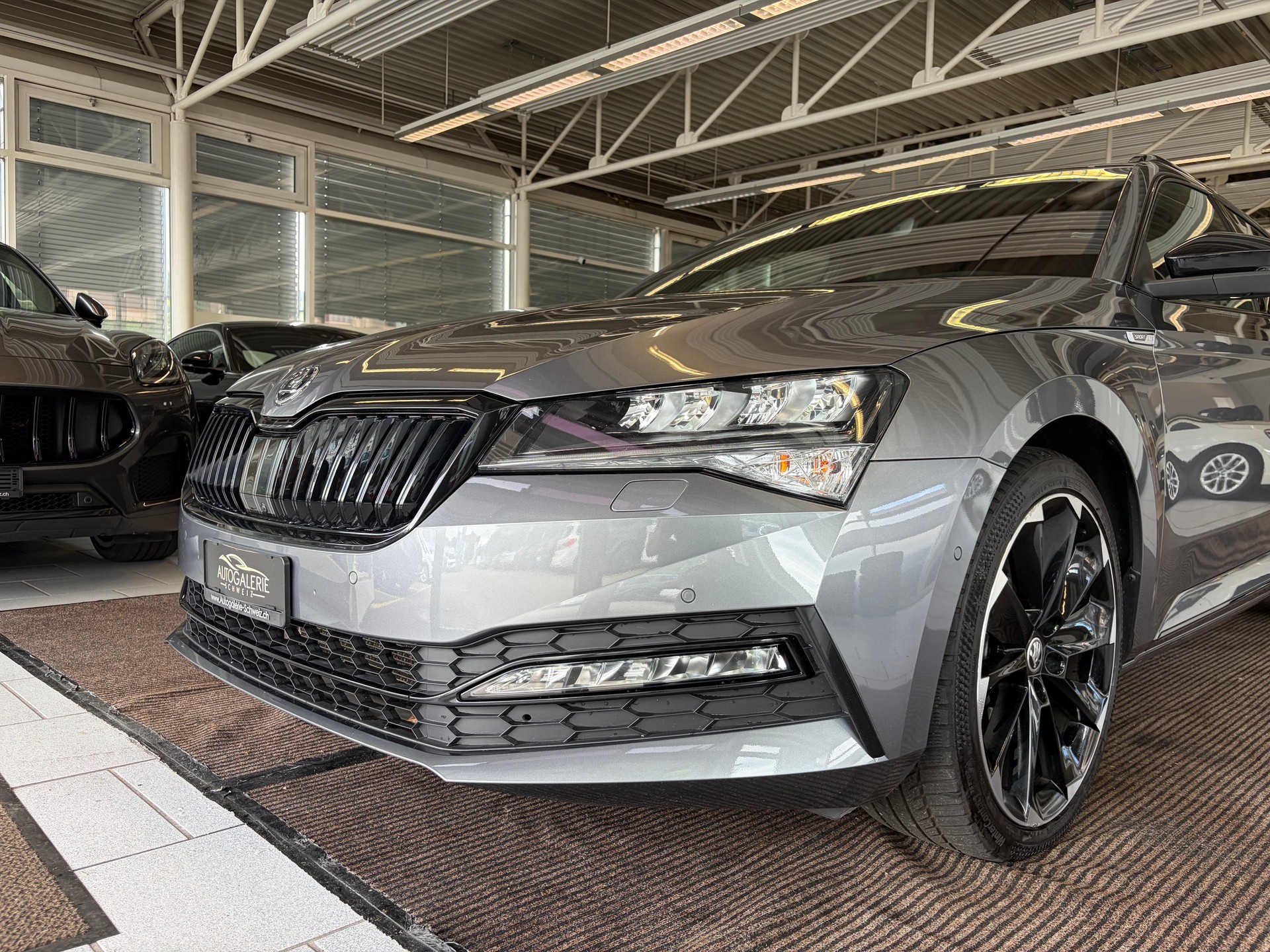 SKODA Superb Combi 2.0 TDi SportLine 4x4 DSG | CH Fzg. | AHK schwenkbar | DCC | Area View | 19" |-image-38