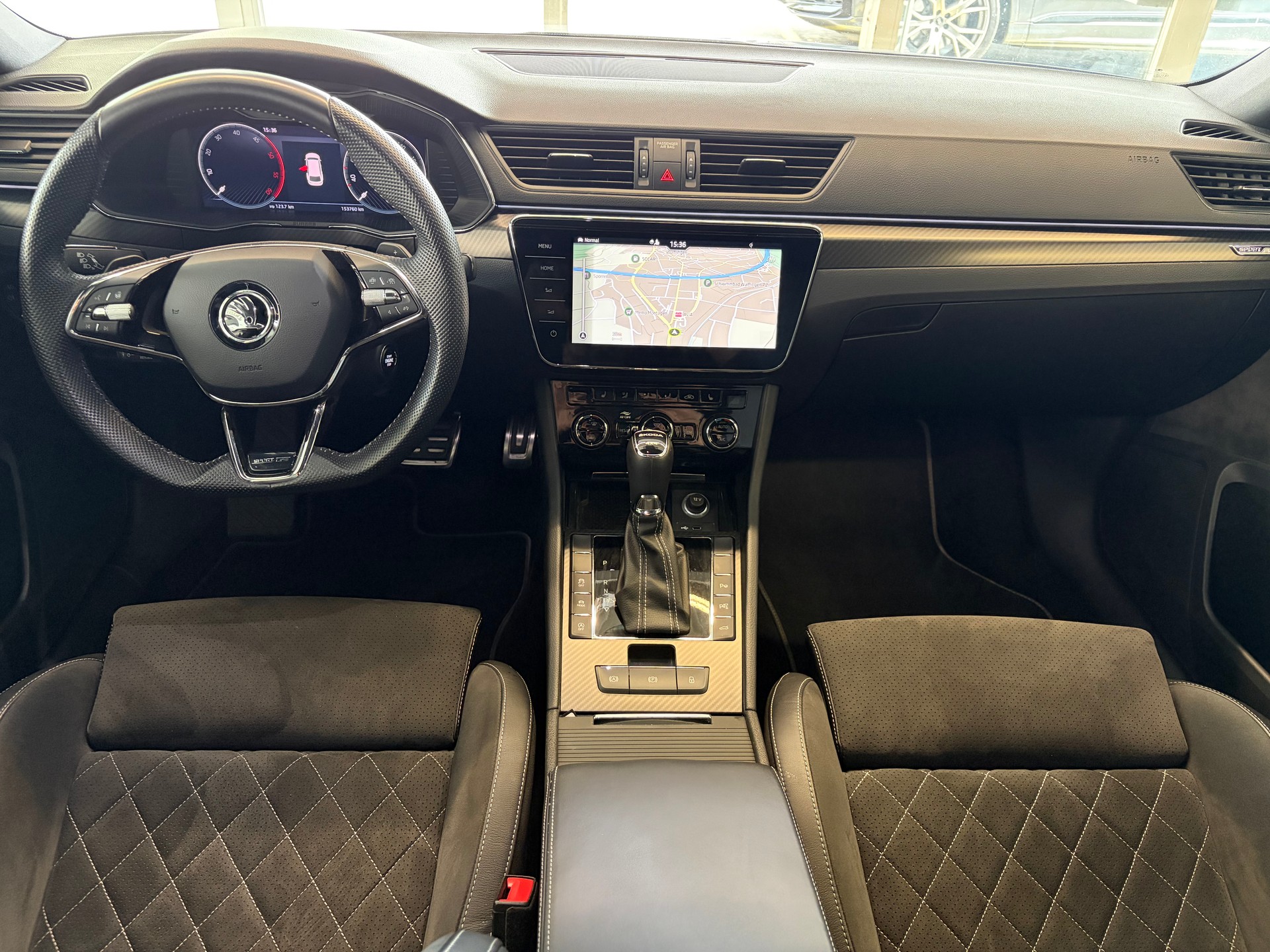 SKODA Superb Combi 2.0 TDi SportLine 4x4 DSG | CH Fzg. | AHK schwenkbar | DCC | Area View | 19" |-image-14
