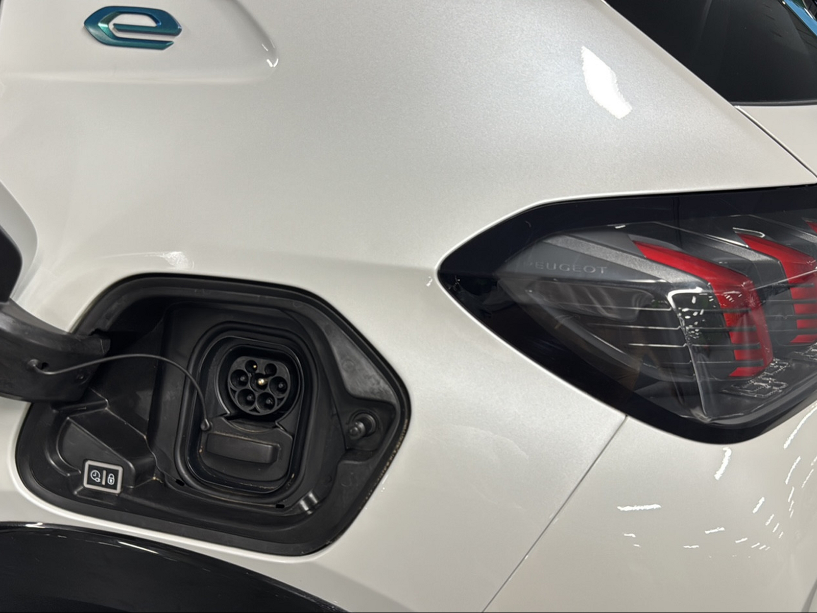PEUGEOT 208 Elektrik GT Pack-image-12