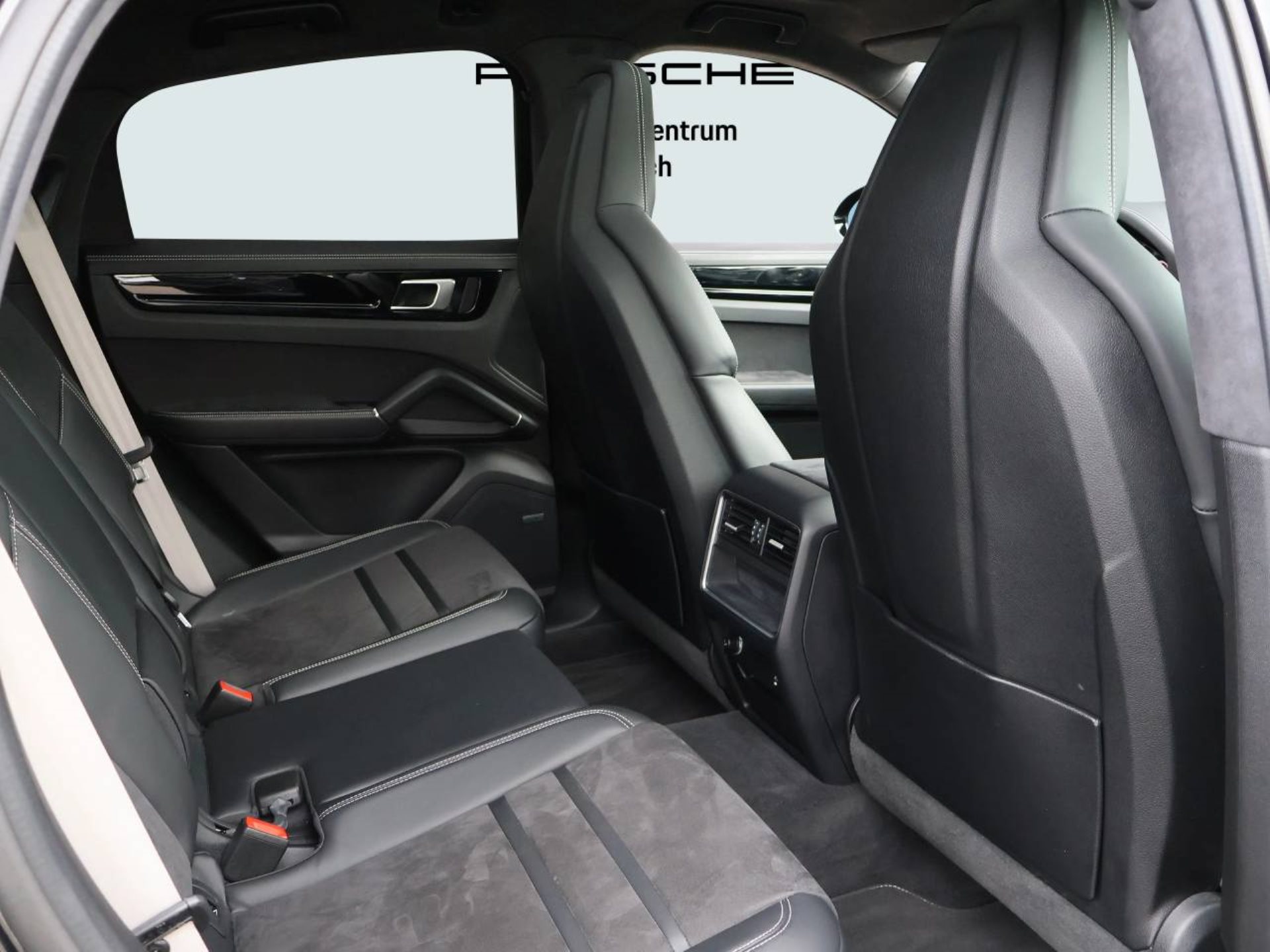 PORSCHE Cayenne GTS Coupé-image-16