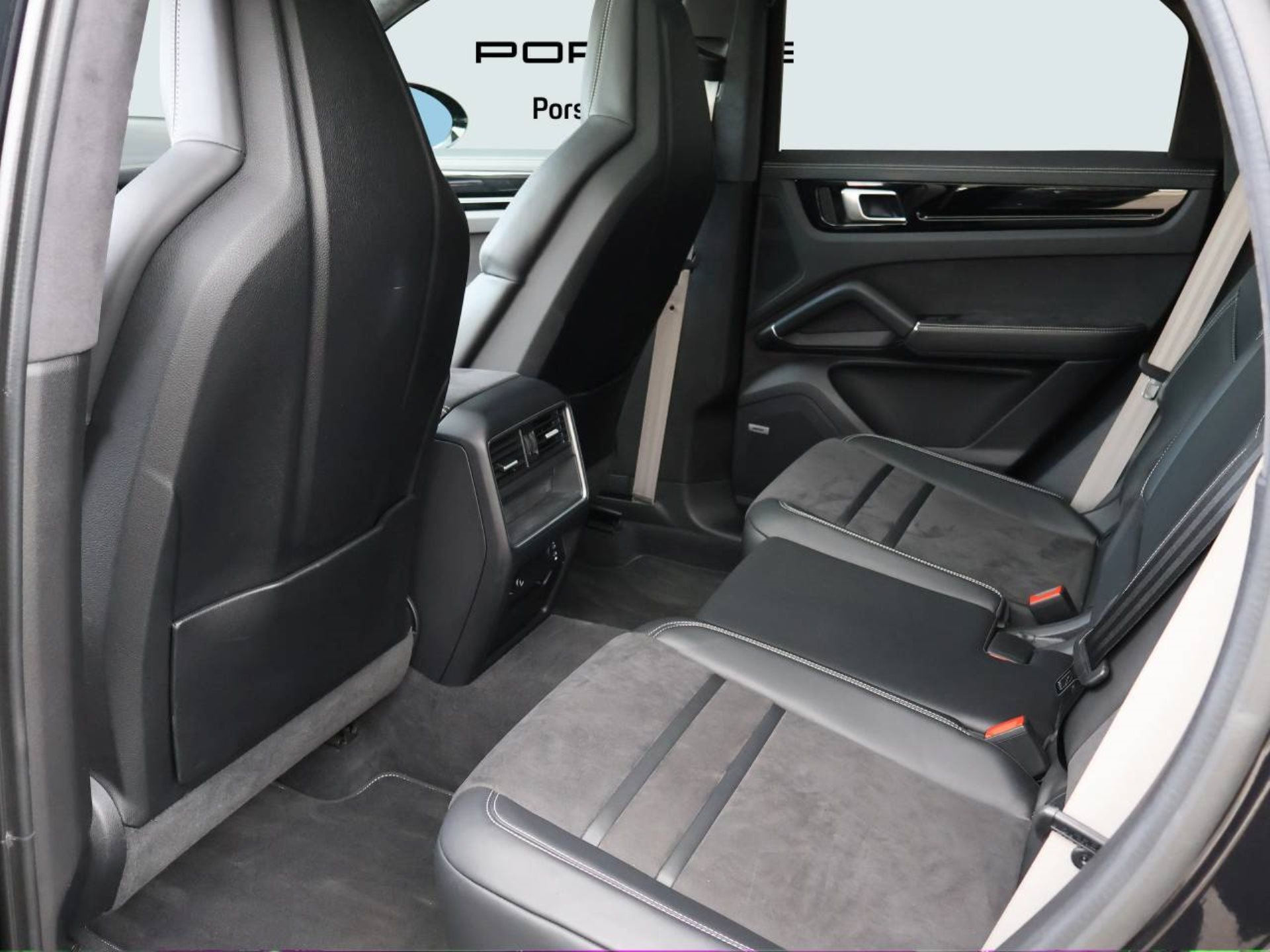 PORSCHE Cayenne GTS Coupé-image-18