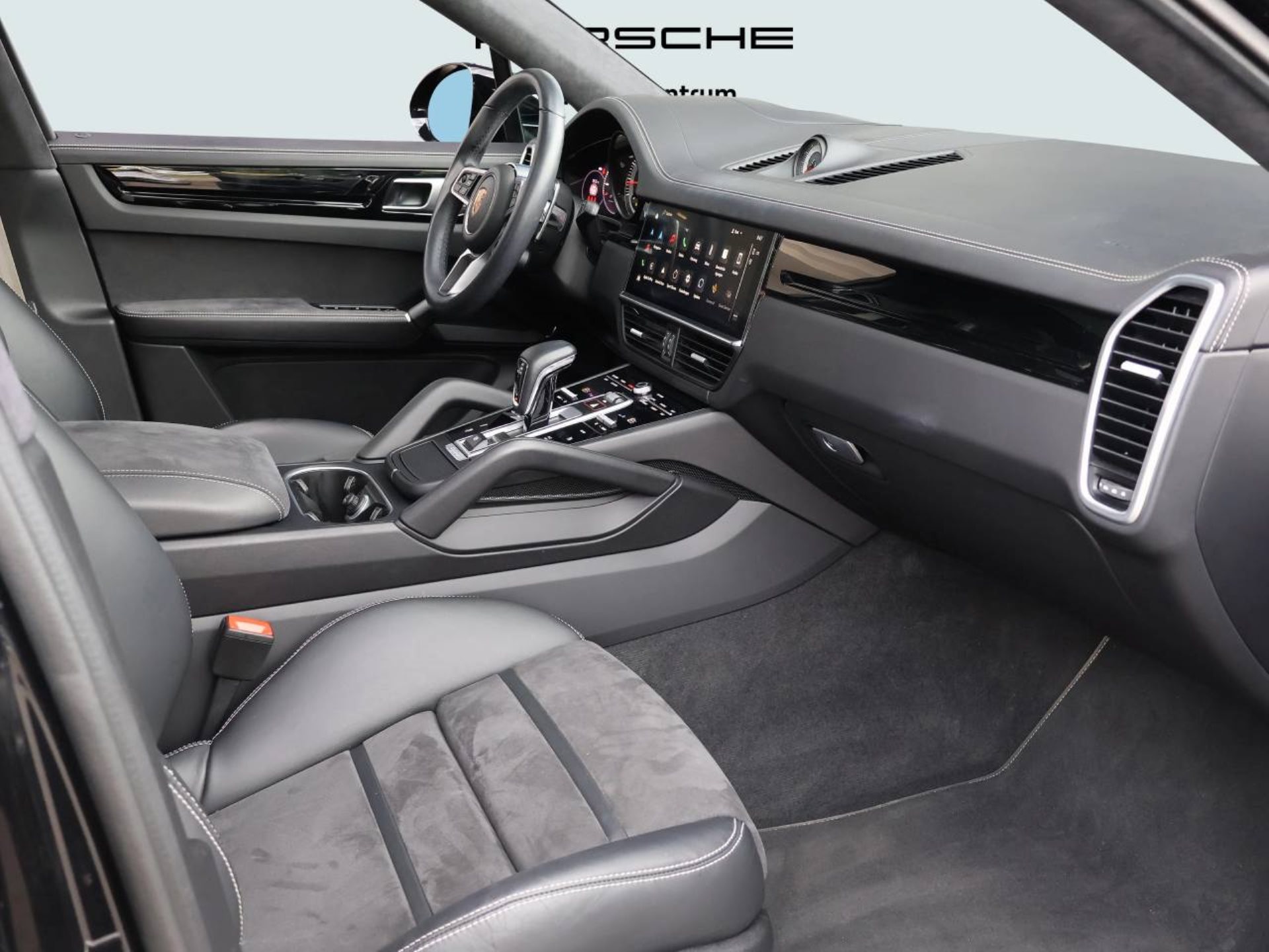 PORSCHE Cayenne GTS Coupé-image-13