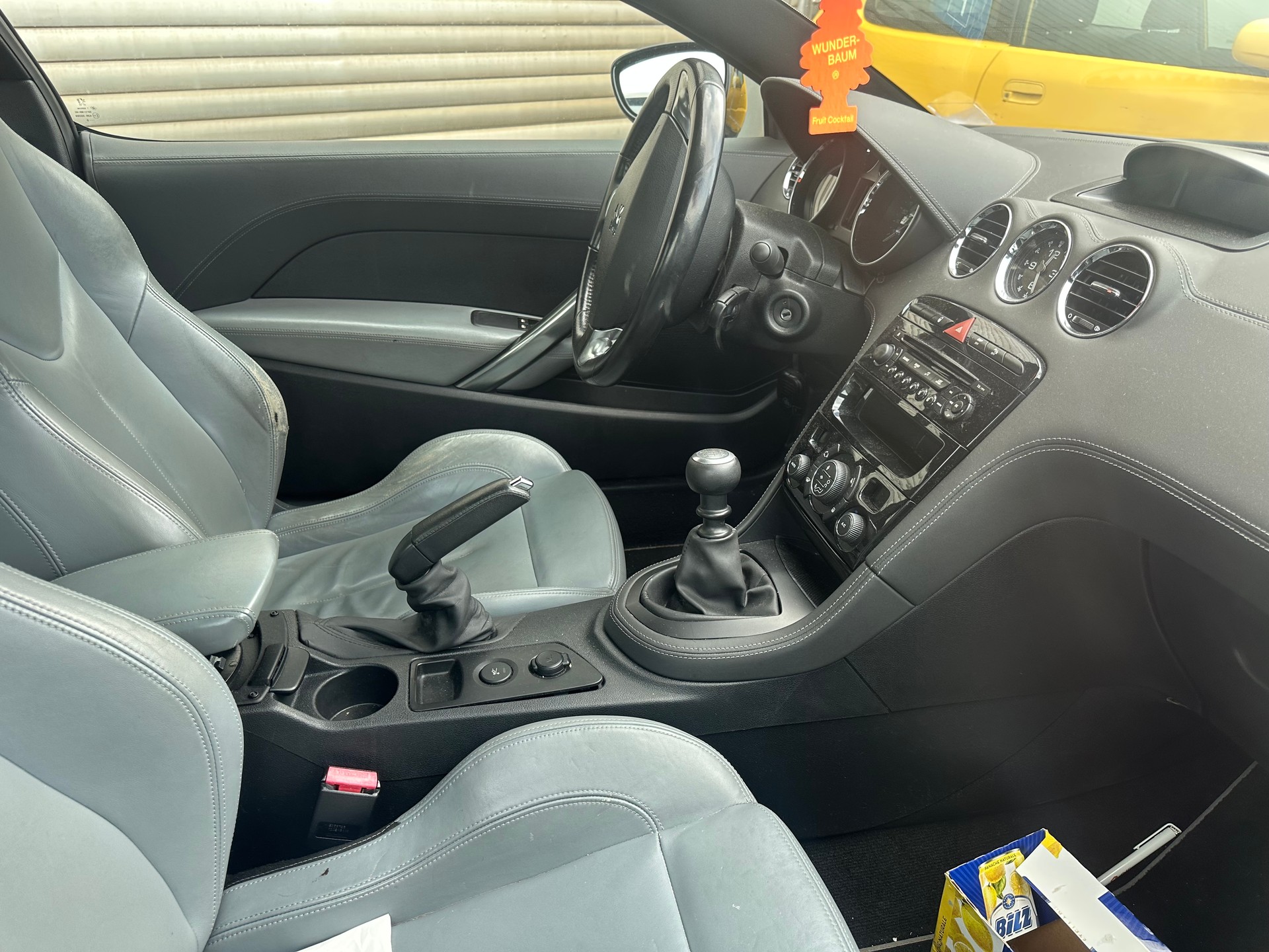 PEUGEOT RCZ 1.6 Turbo Black Yearling-image-5