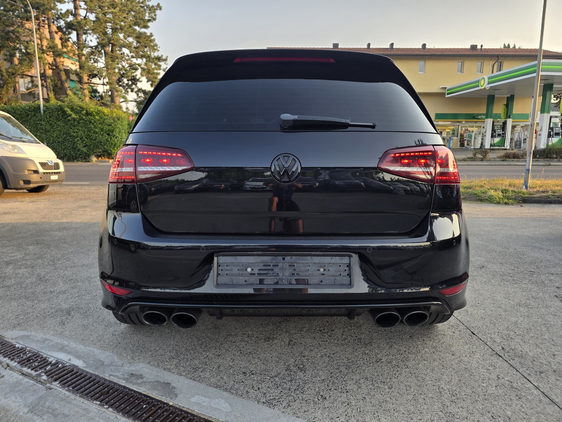 VW Golf 2.0 TSI R 4Motion-image-7