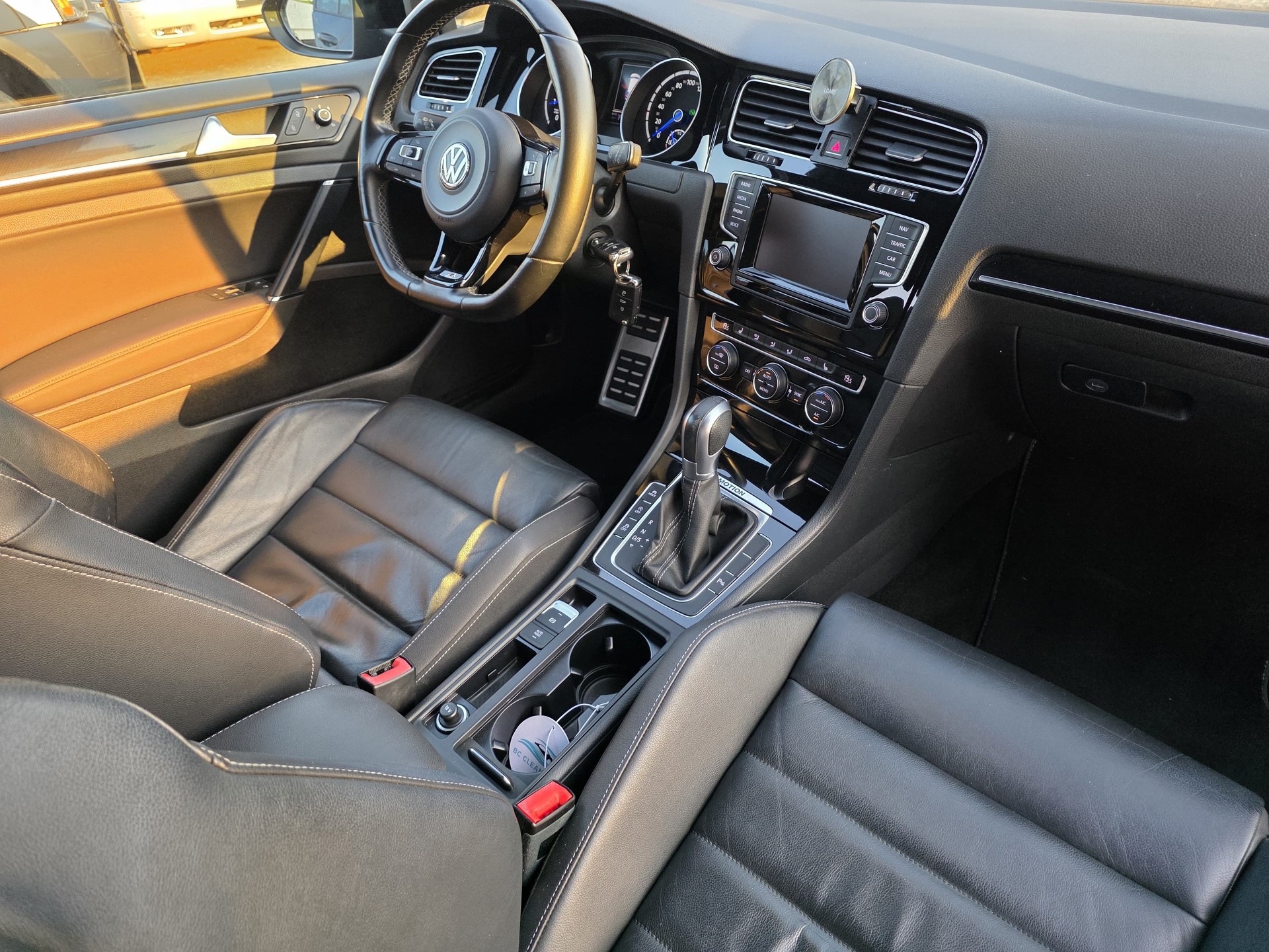 VW Golf 2.0 TSI R 4Motion-image-10