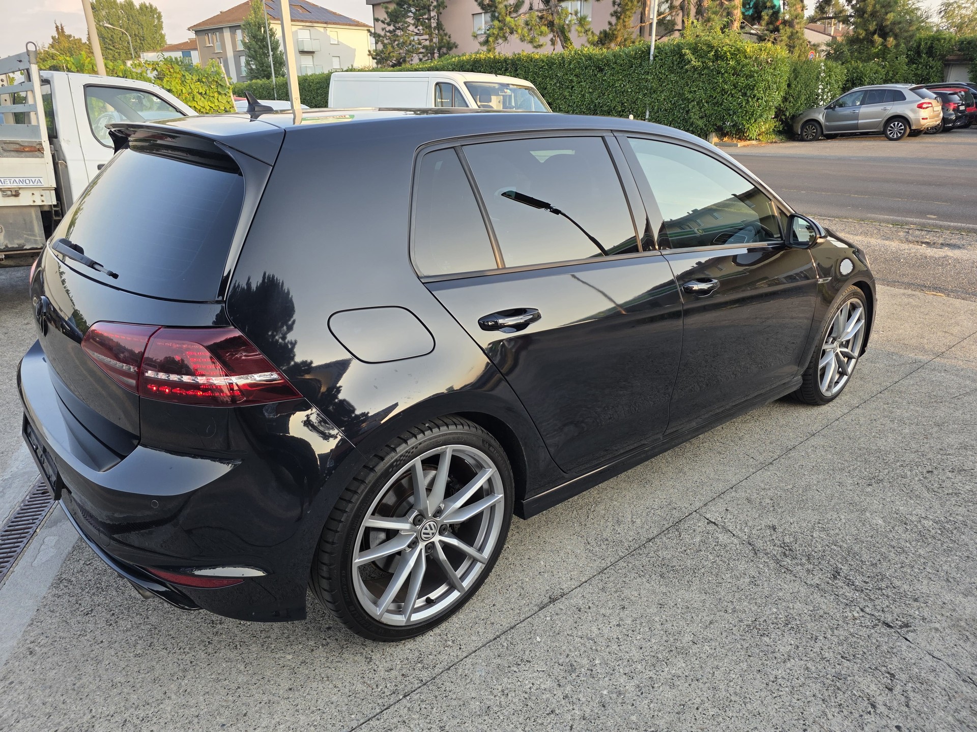 VW Golf 2.0 TSI R 4Motion-image-8