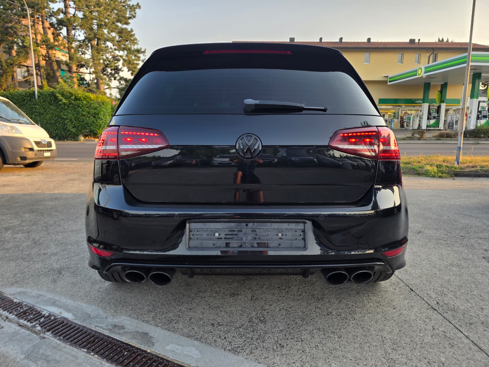 VW Golf 2.0 TSI R 4Motion-image-3
