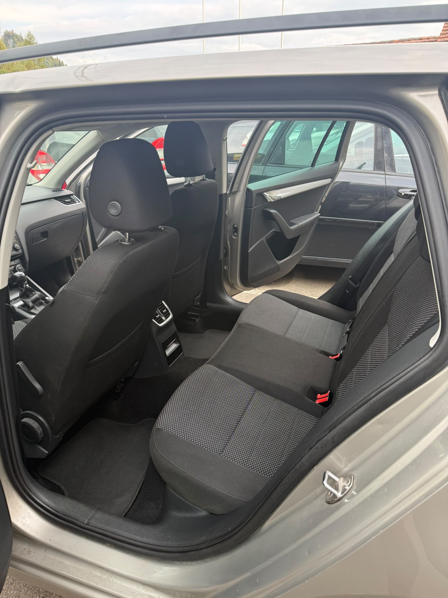 SKODA Octavia Combi 1.6 TDI Style 4x4-image-9