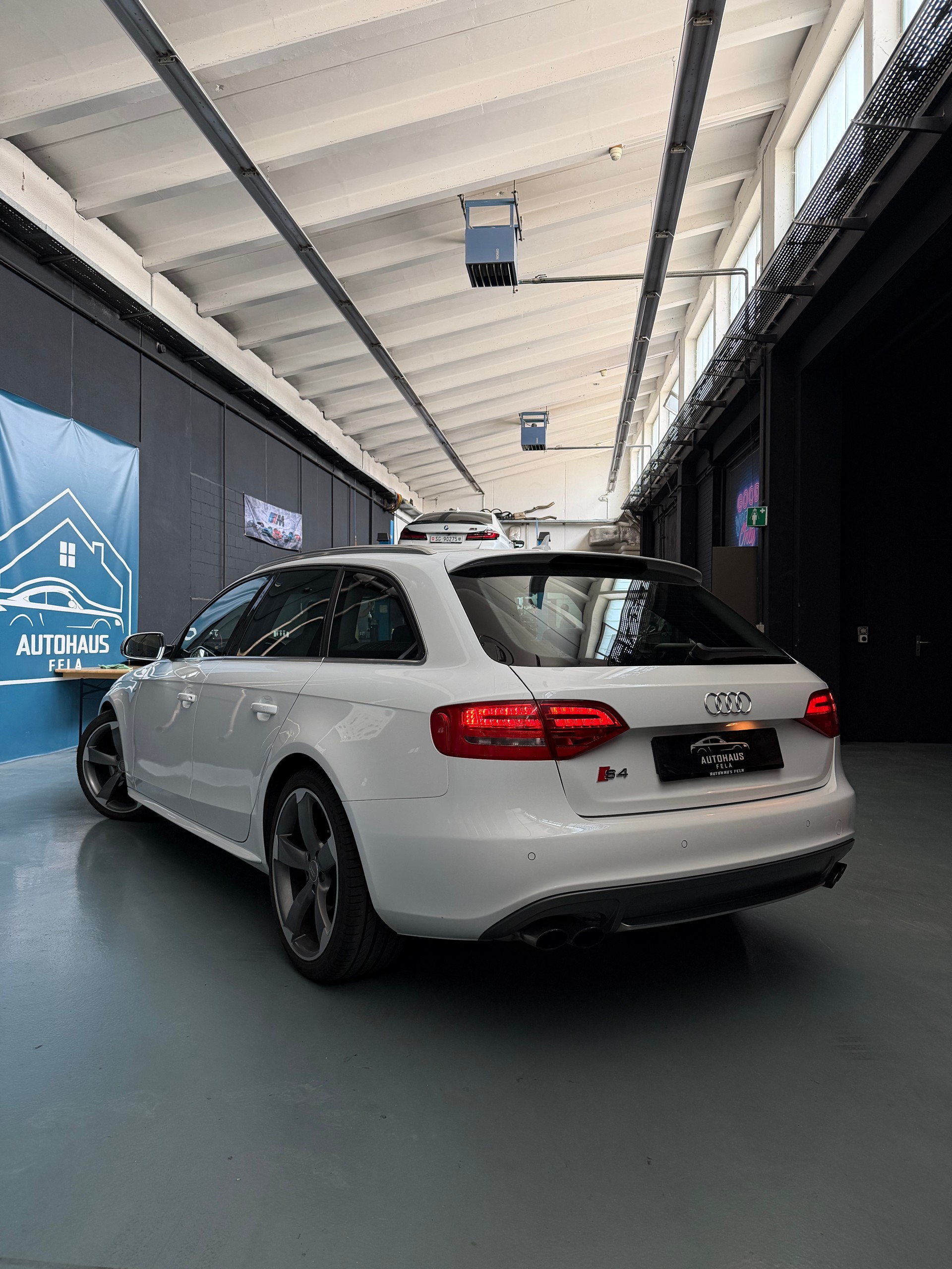 AUDI S4 Avant 3.0 TFSI quattro S-tronic-image-2
