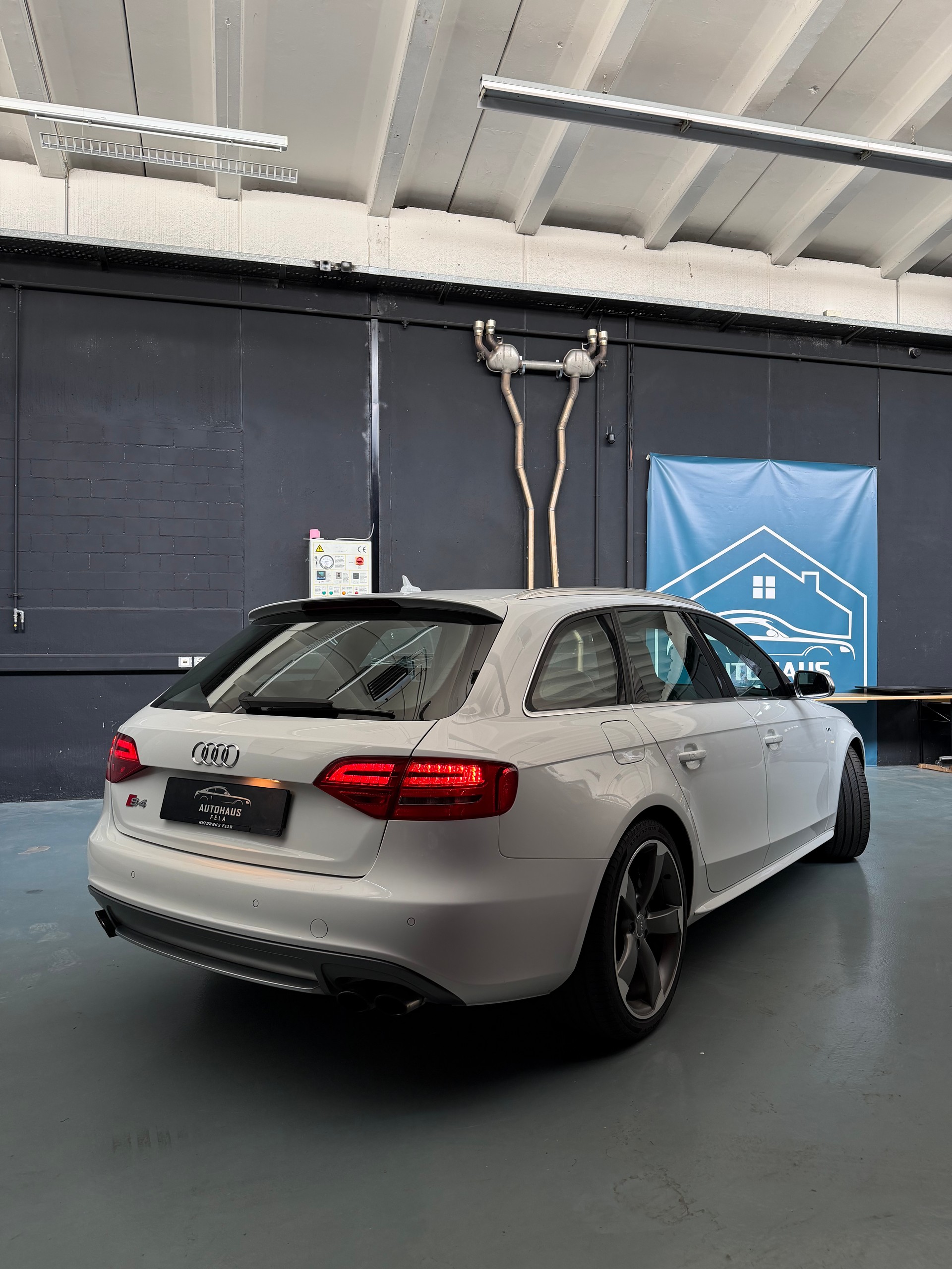 AUDI S4 Avant 3.0 TFSI quattro S-tronic-image-1