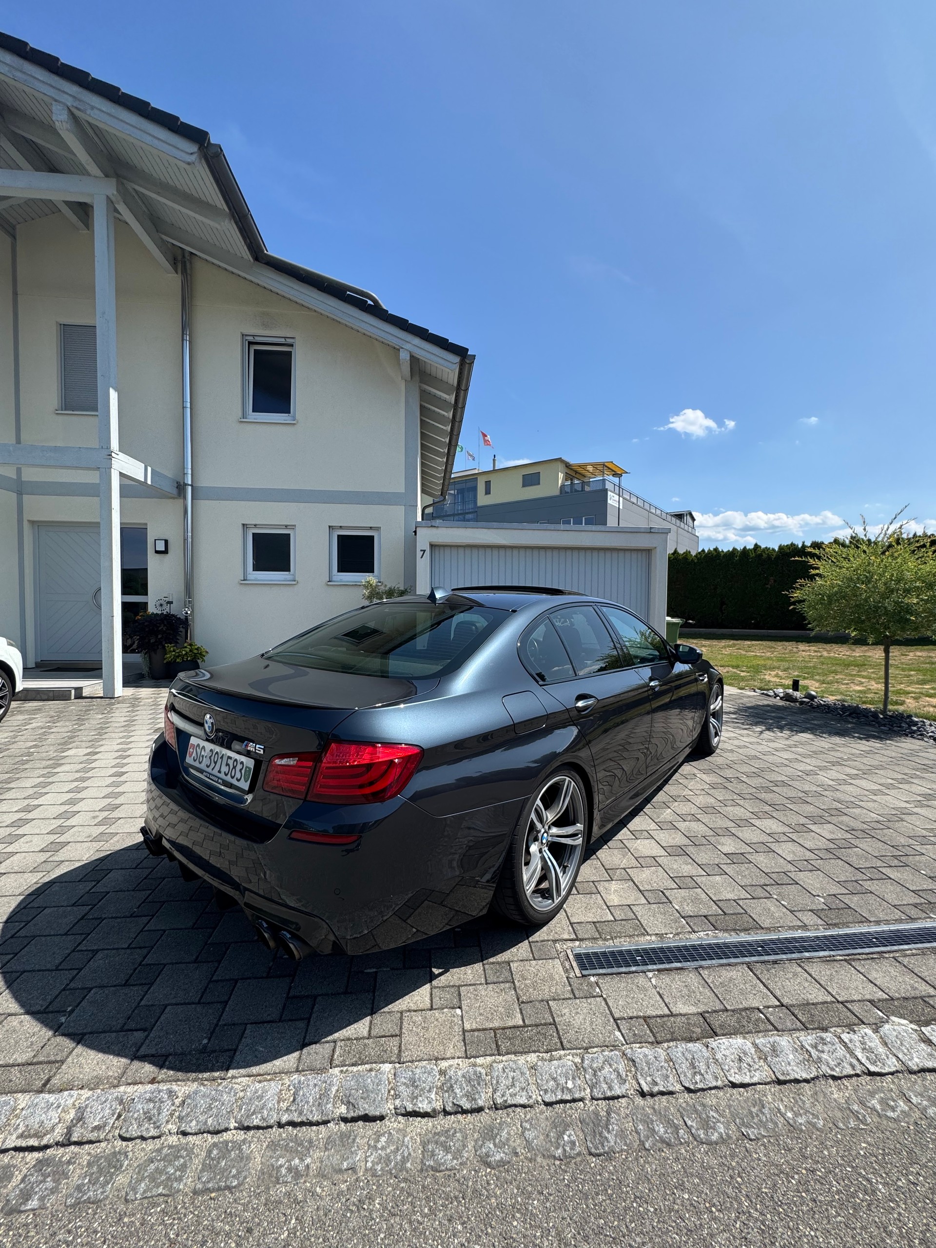 BMW M5-image-2