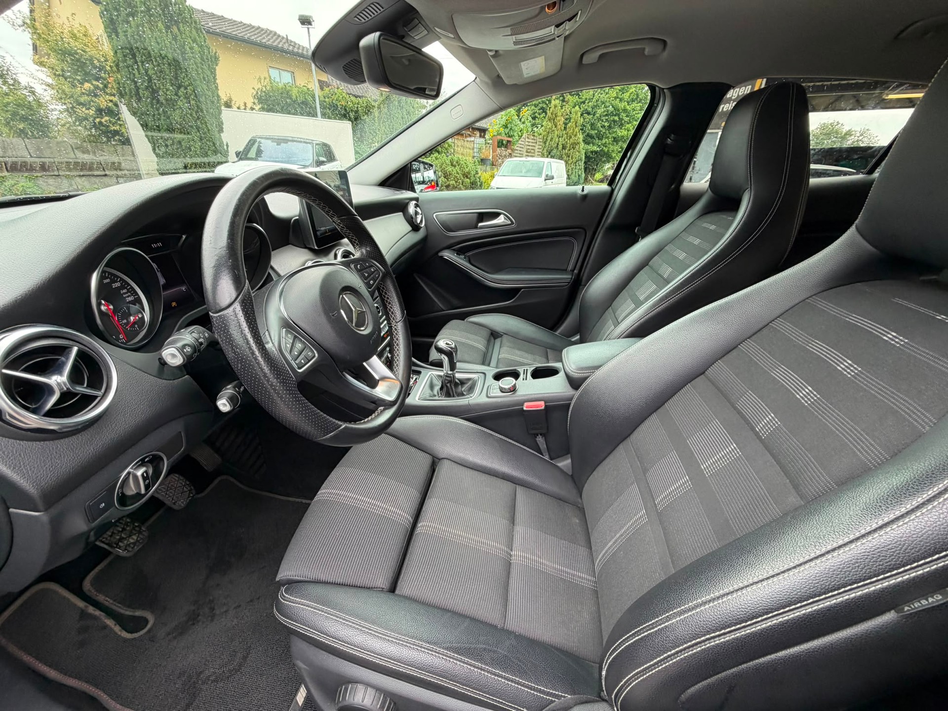 MERCEDES-BENZ GLA 200 Night Star-image-11