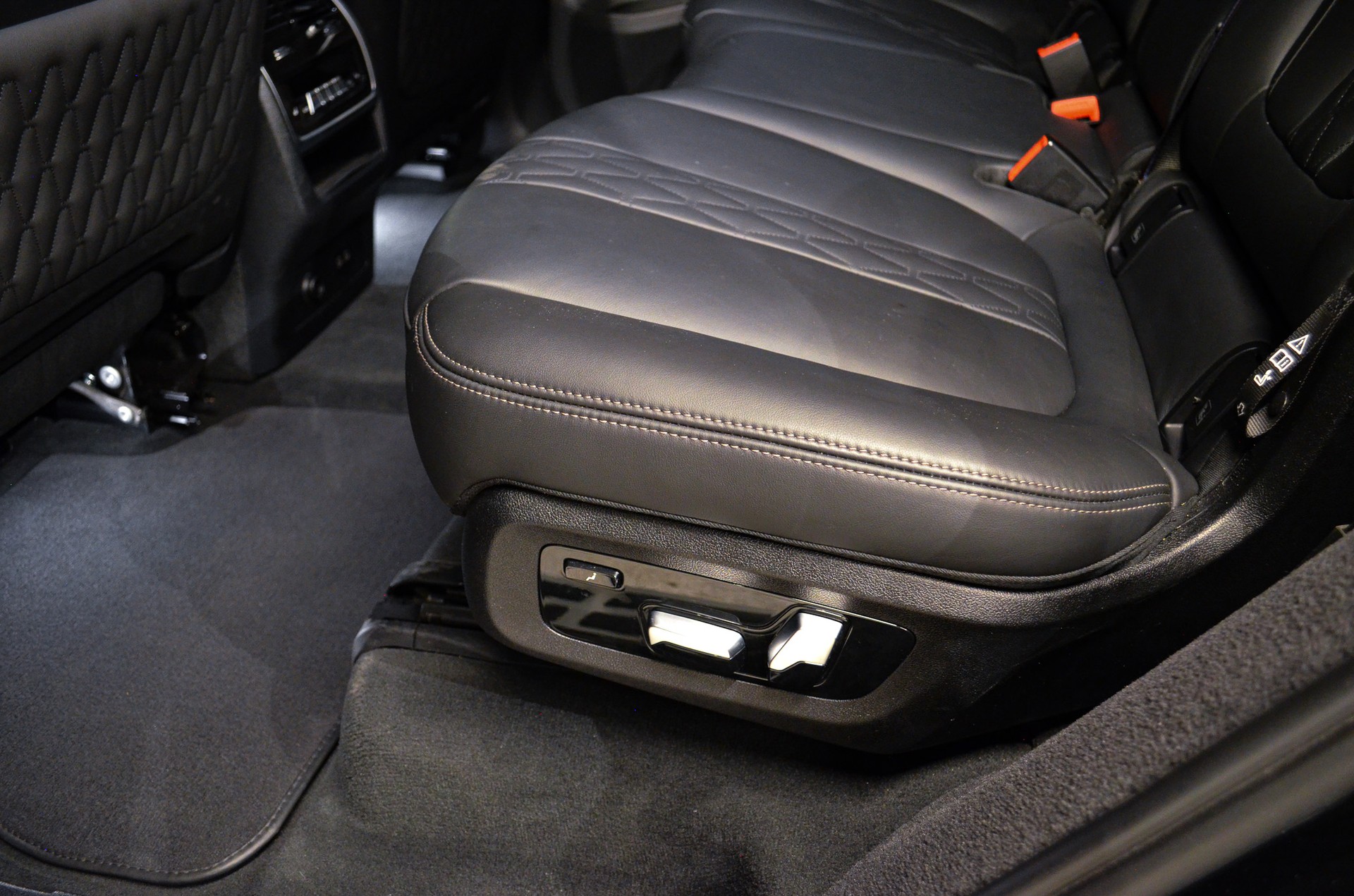 BMW X7 xDrive 48V 40d M Sport Pro Steptronic-image-13