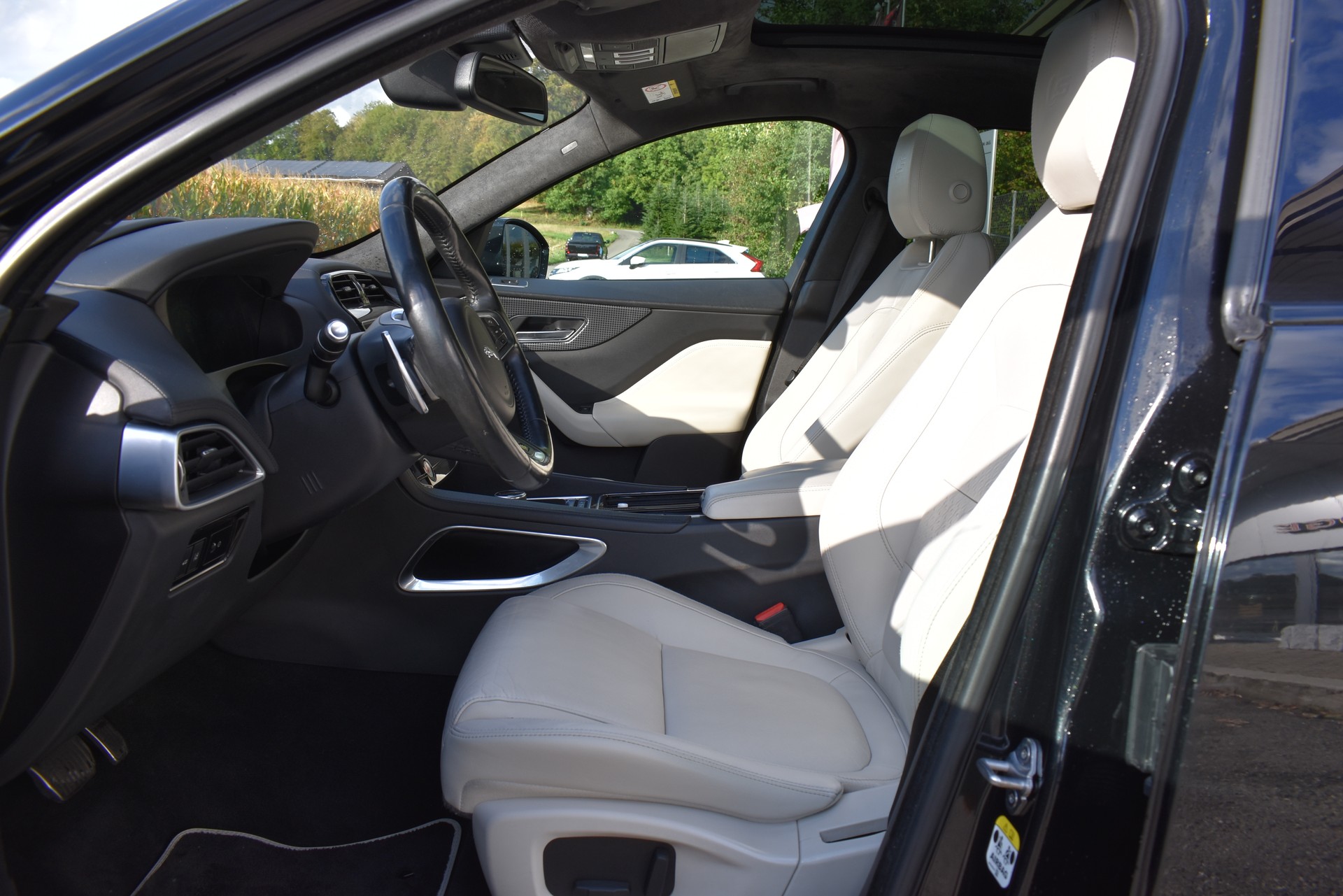 JAGUAR F-Pace 3.0 V6 First Edition AWD Automatik-image-7