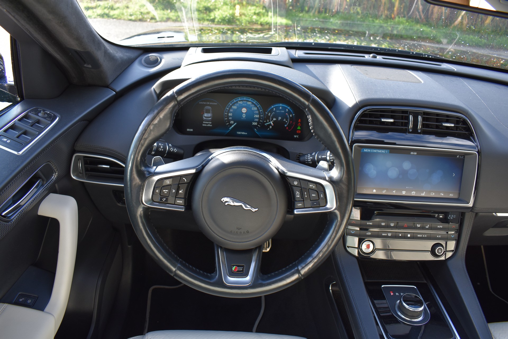 JAGUAR F-Pace 3.0 V6 First Edition AWD Automatik-image-8