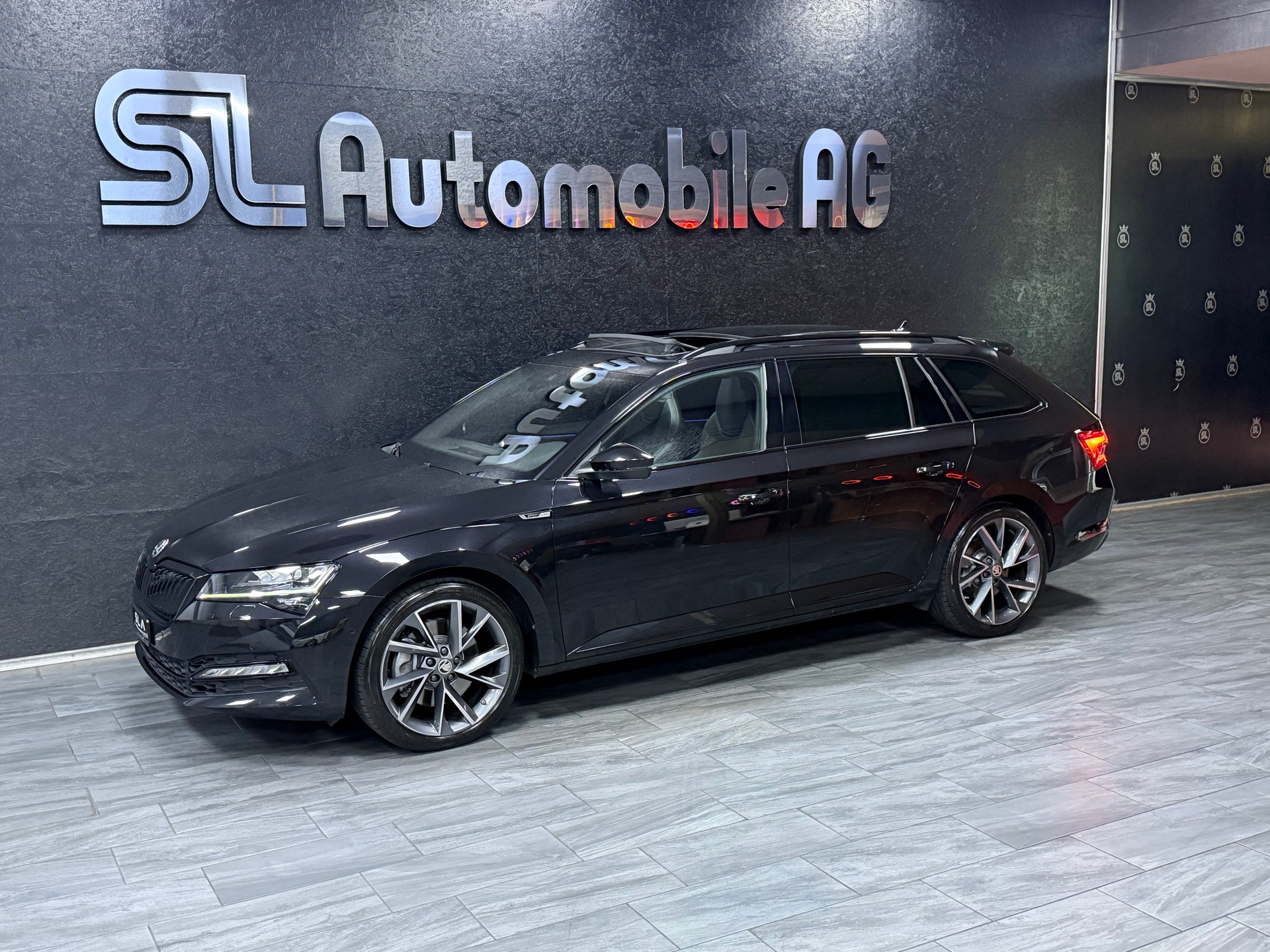 SKODA Superb Combi 2.0 TSI SportLine Light 4x4 DSG / Panoramadach / Leasing ab 399.--showroom-element-2
