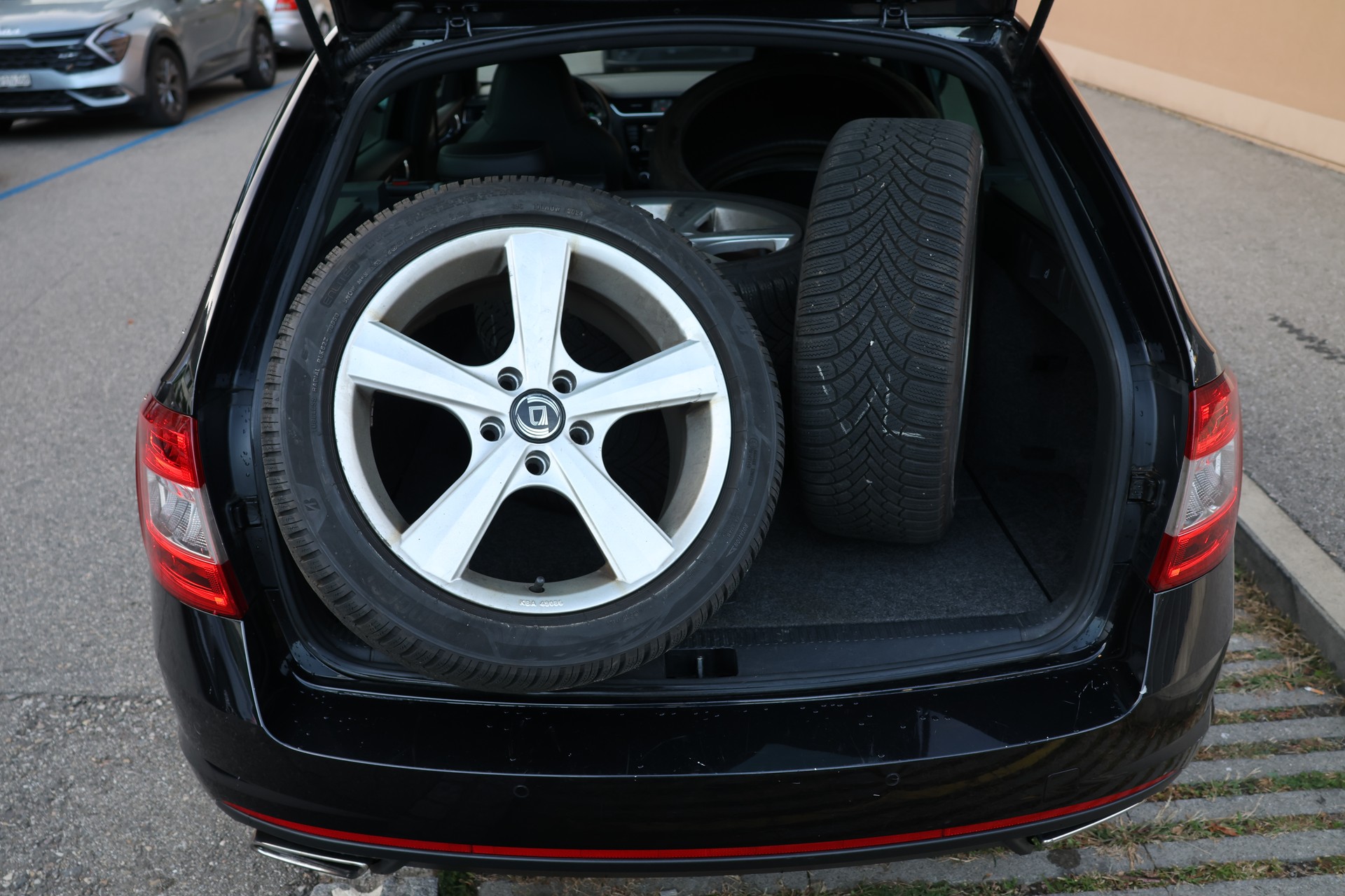 SKODA Octavia Combi 2.0 TDI RS 4x4 DSG (CH)-image-20