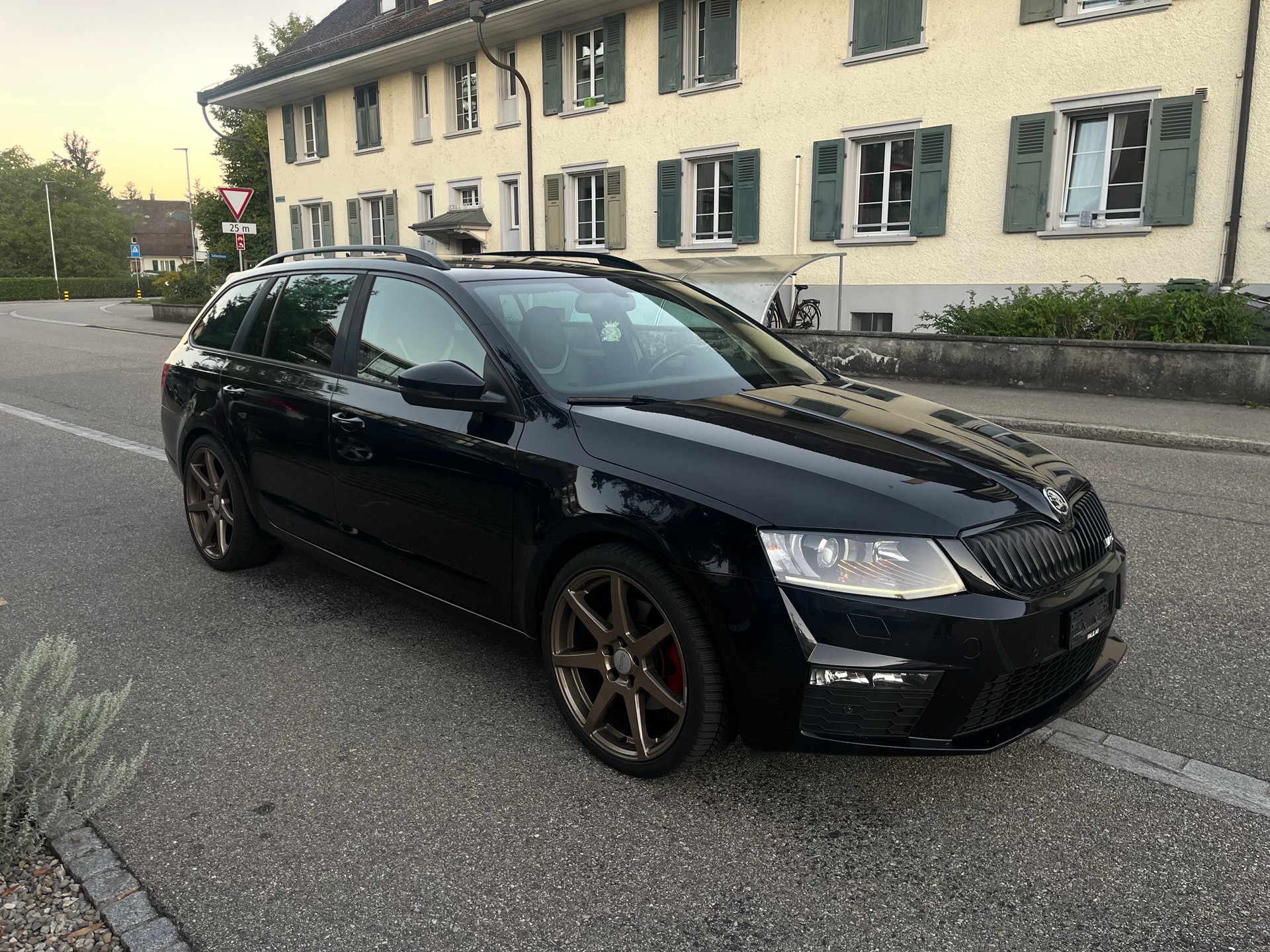 SKODA Octavia Combi 2.0 TDI RS 4x4 DSG (CH)-image-2