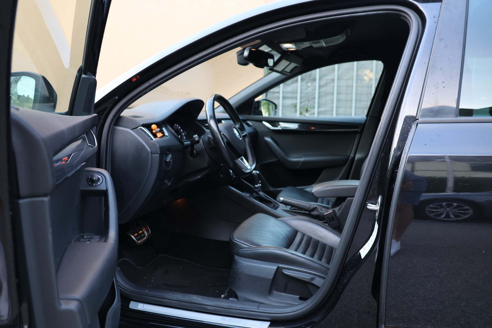 SKODA Octavia Combi 2.0 TDI RS 4x4 DSG (CH)-image-7