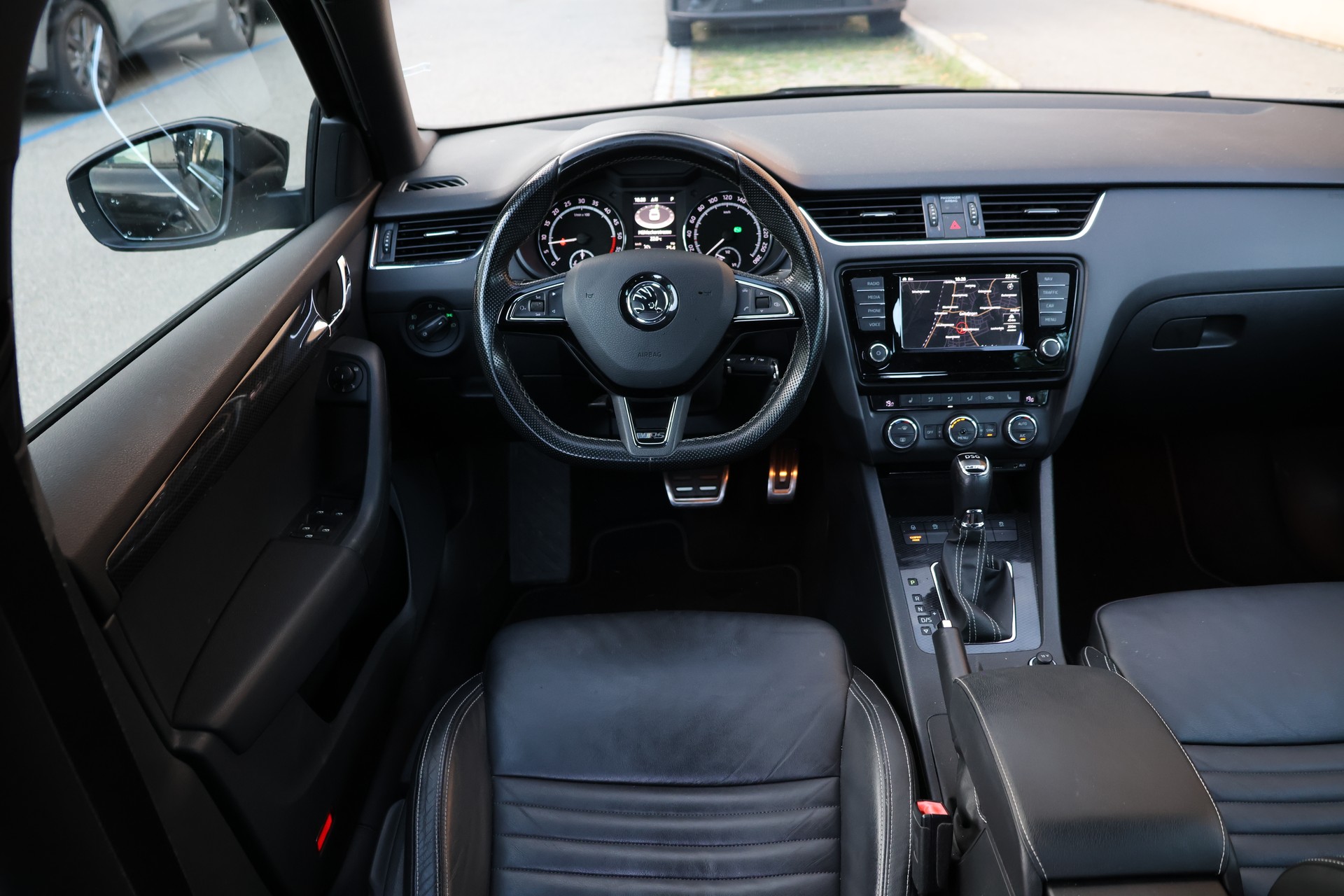 SKODA Octavia Combi 2.0 TDI RS 4x4 DSG (CH)-image-11