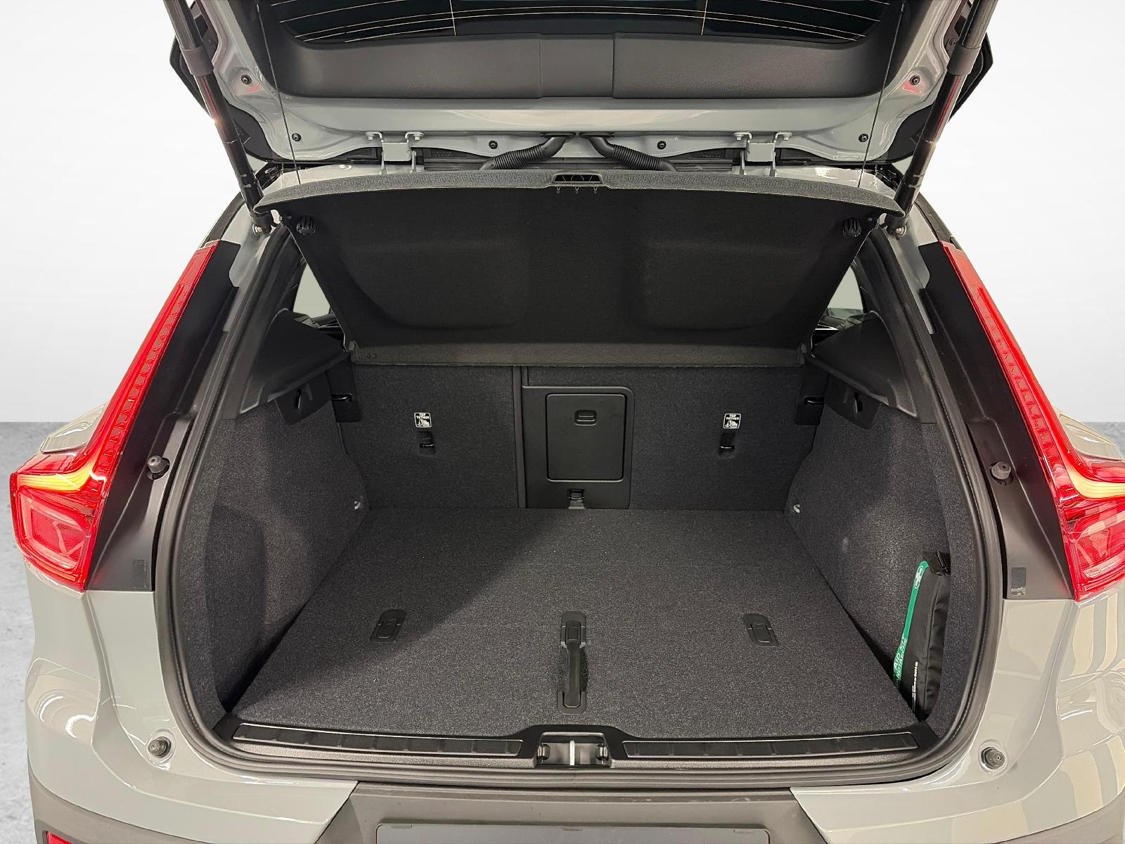 VOLVO EX40 Twin Black Edition AWD-image-11