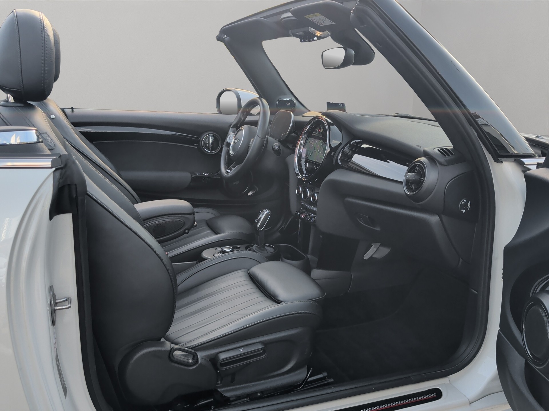 MINI Cooper John Cooper Works Cabriolet Steptronic-image-18