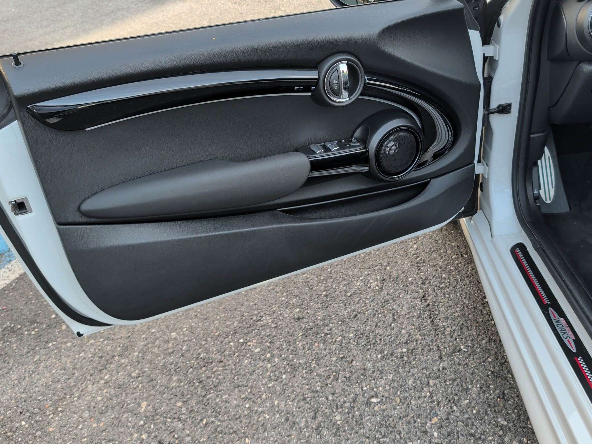 MINI Cooper John Cooper Works Cabriolet Steptronic-image-10