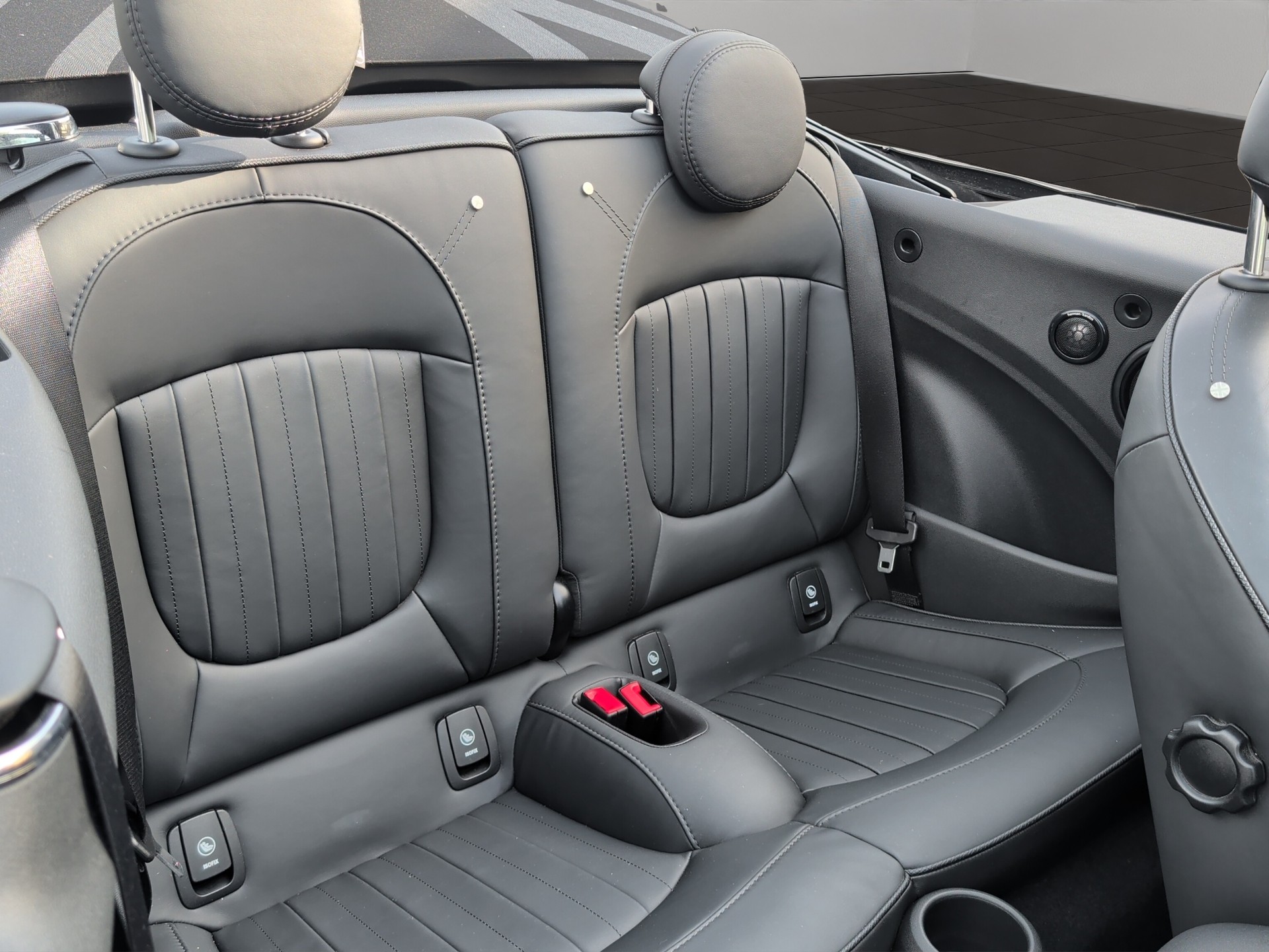 MINI Cooper John Cooper Works Cabriolet Steptronic-image-19