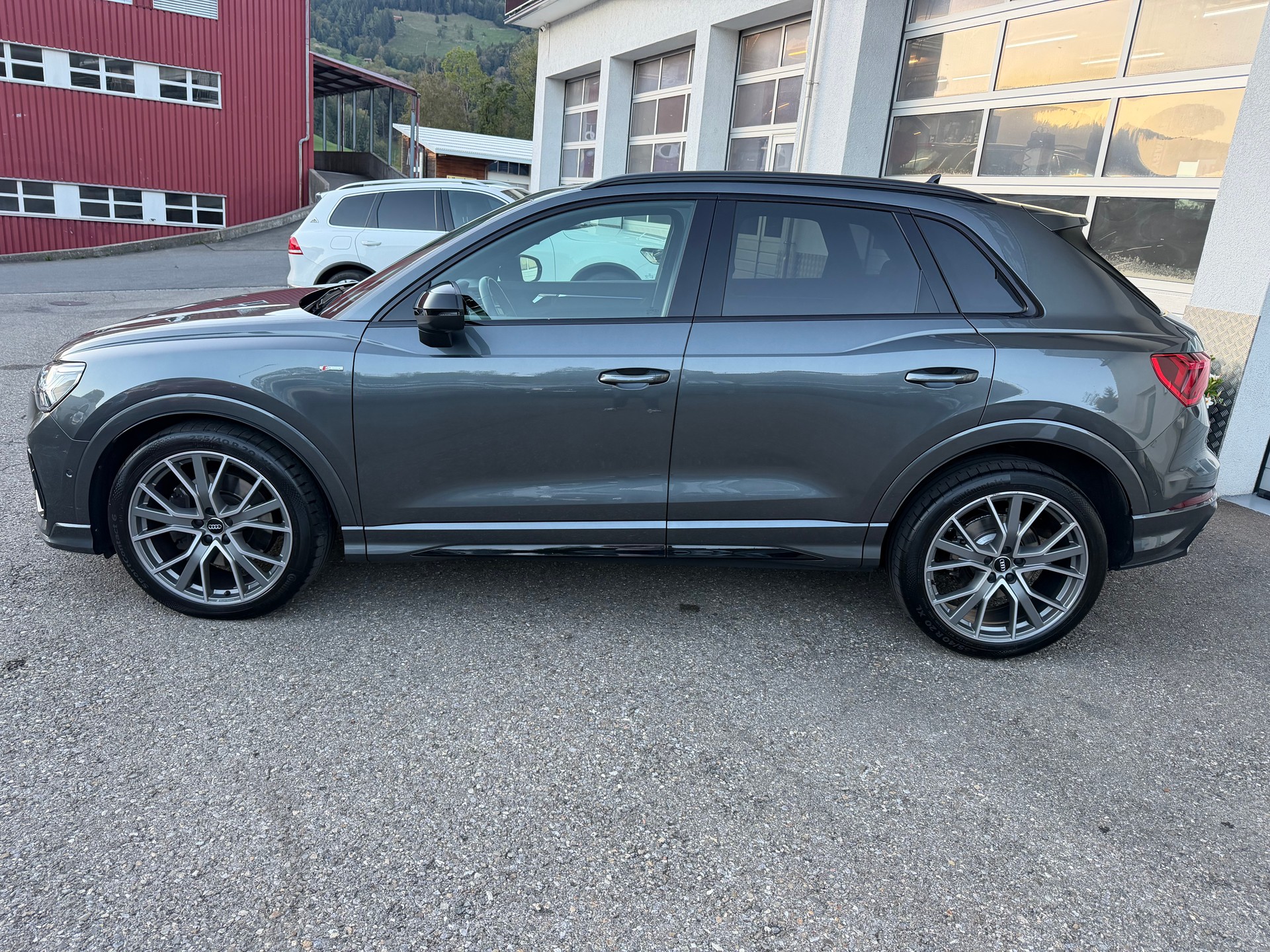 AUDI Q3 40 TFSI quattro S-tronic-image-1