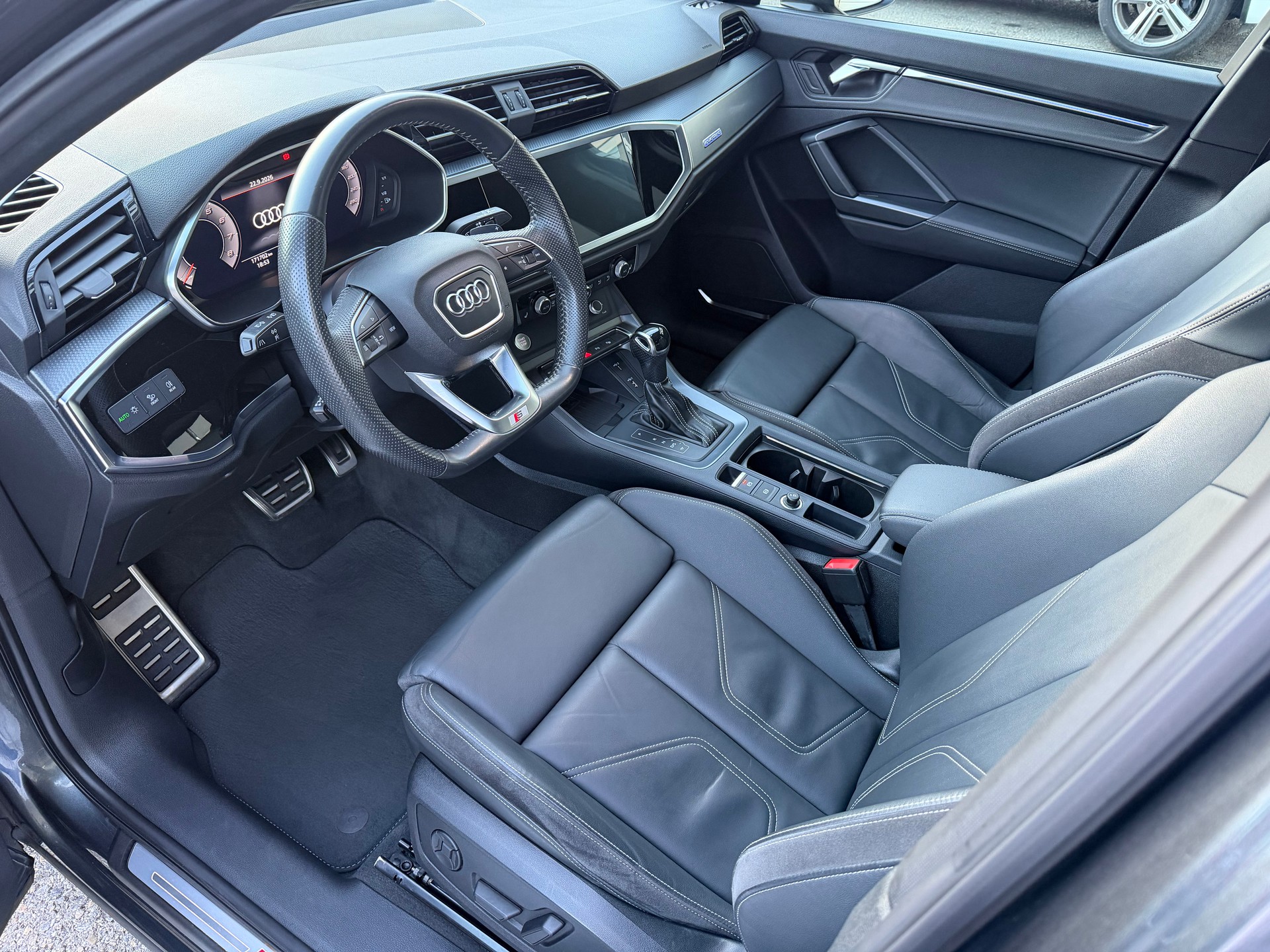 AUDI Q3 40 TFSI quattro S-tronic-image-4