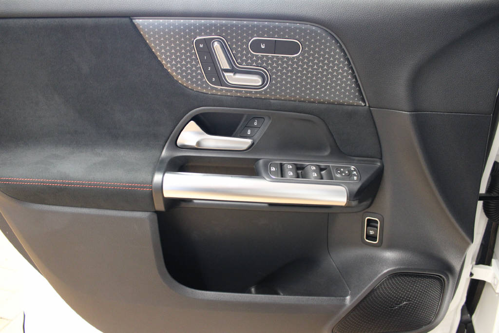 MERCEDES-BENZ EQA 350 4Matic AMG Line Swiss Star-image-9