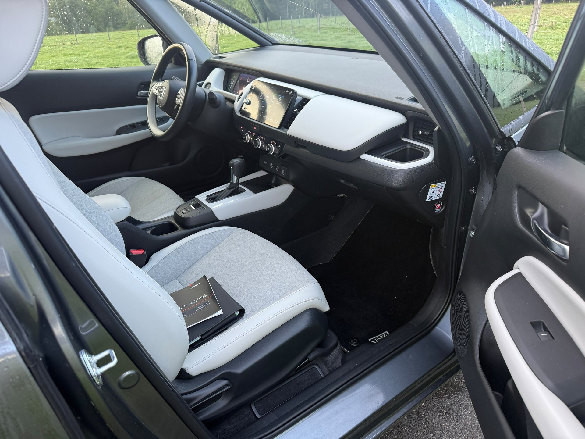 HONDA Jazz 1.5i-MMD Executive E-CVT-image-6