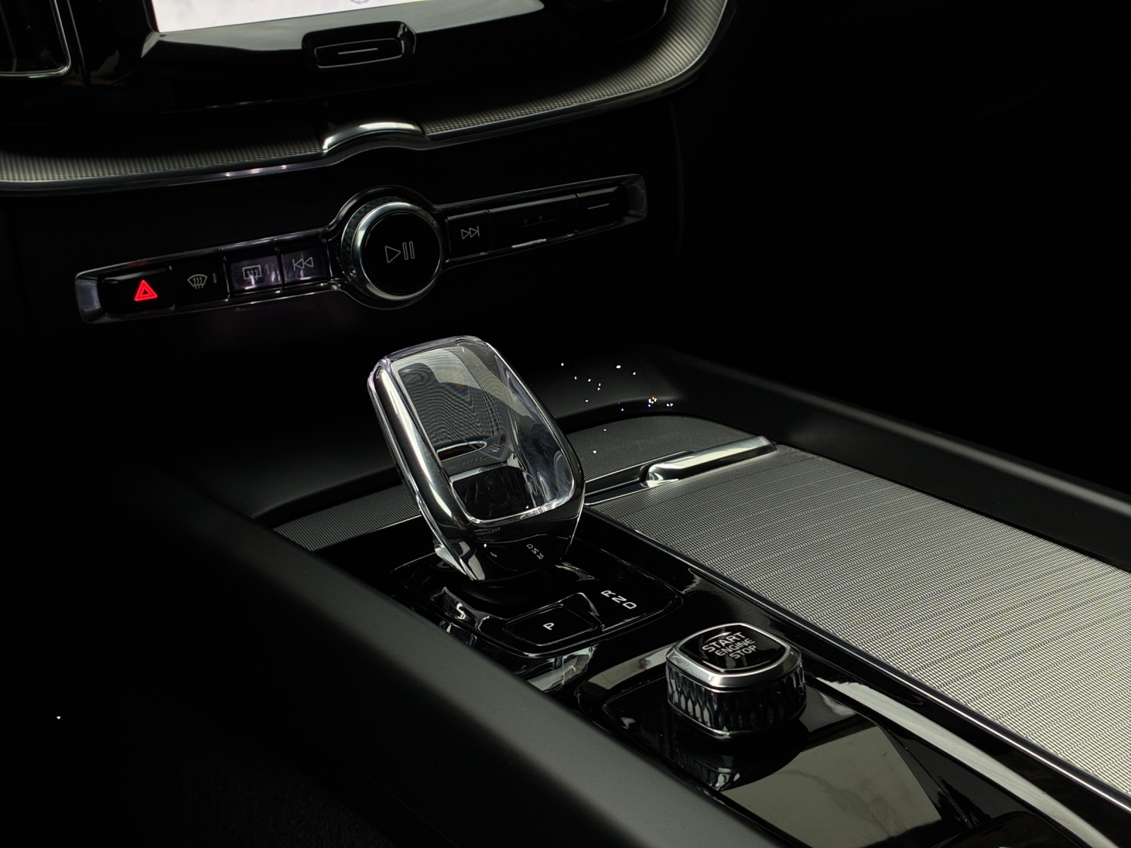VOLVO XC60 2.0 B5 MH Plus Dark AWD-image-18
