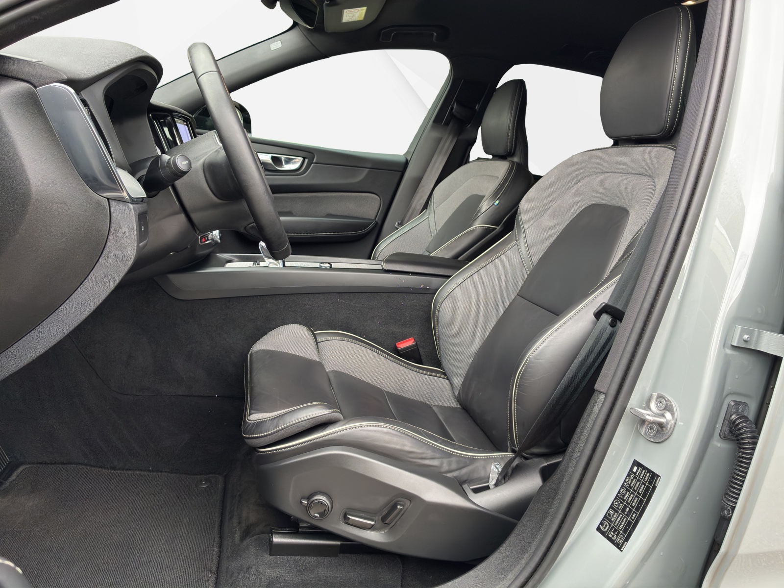 VOLVO XC60 2.0 B5 MH Plus Dark AWD-image-9