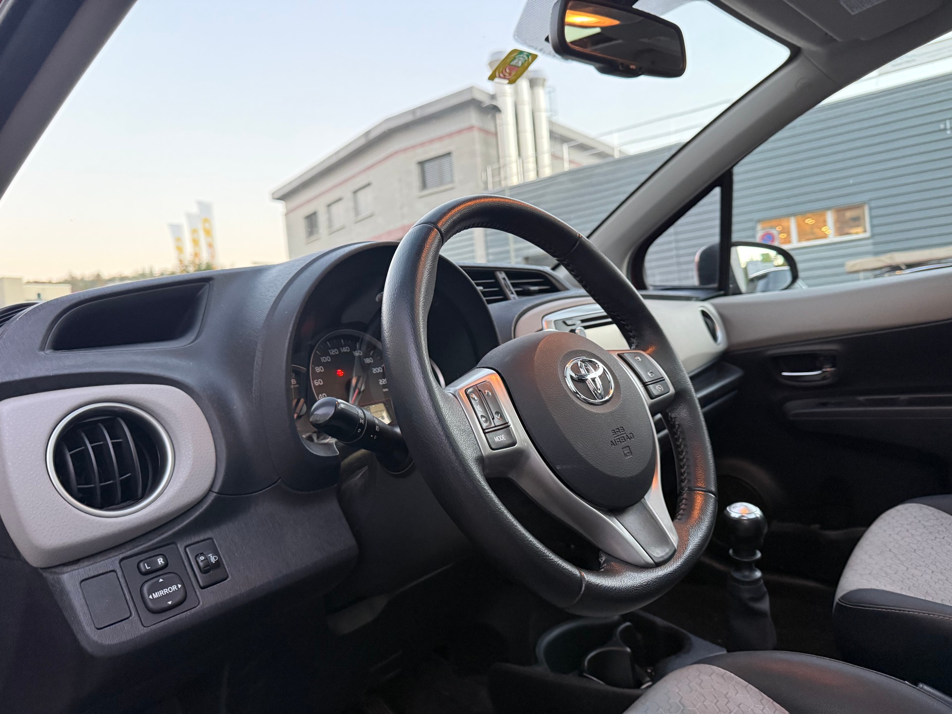 TOYOTA Yaris 1.33 Sol Premium-image-5