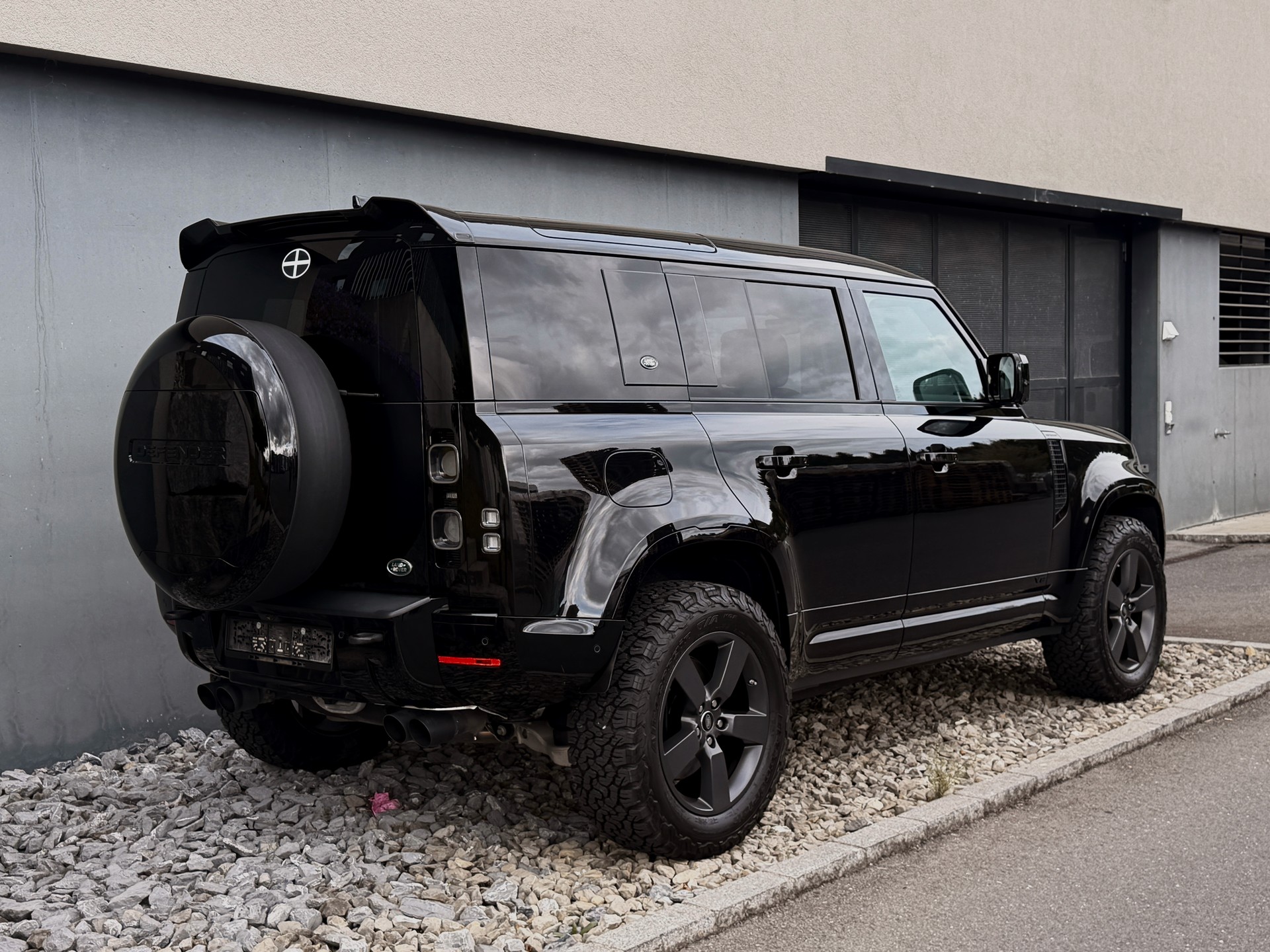 LAND ROVER Defender 110 525 V8 5.0 AT8-image-2