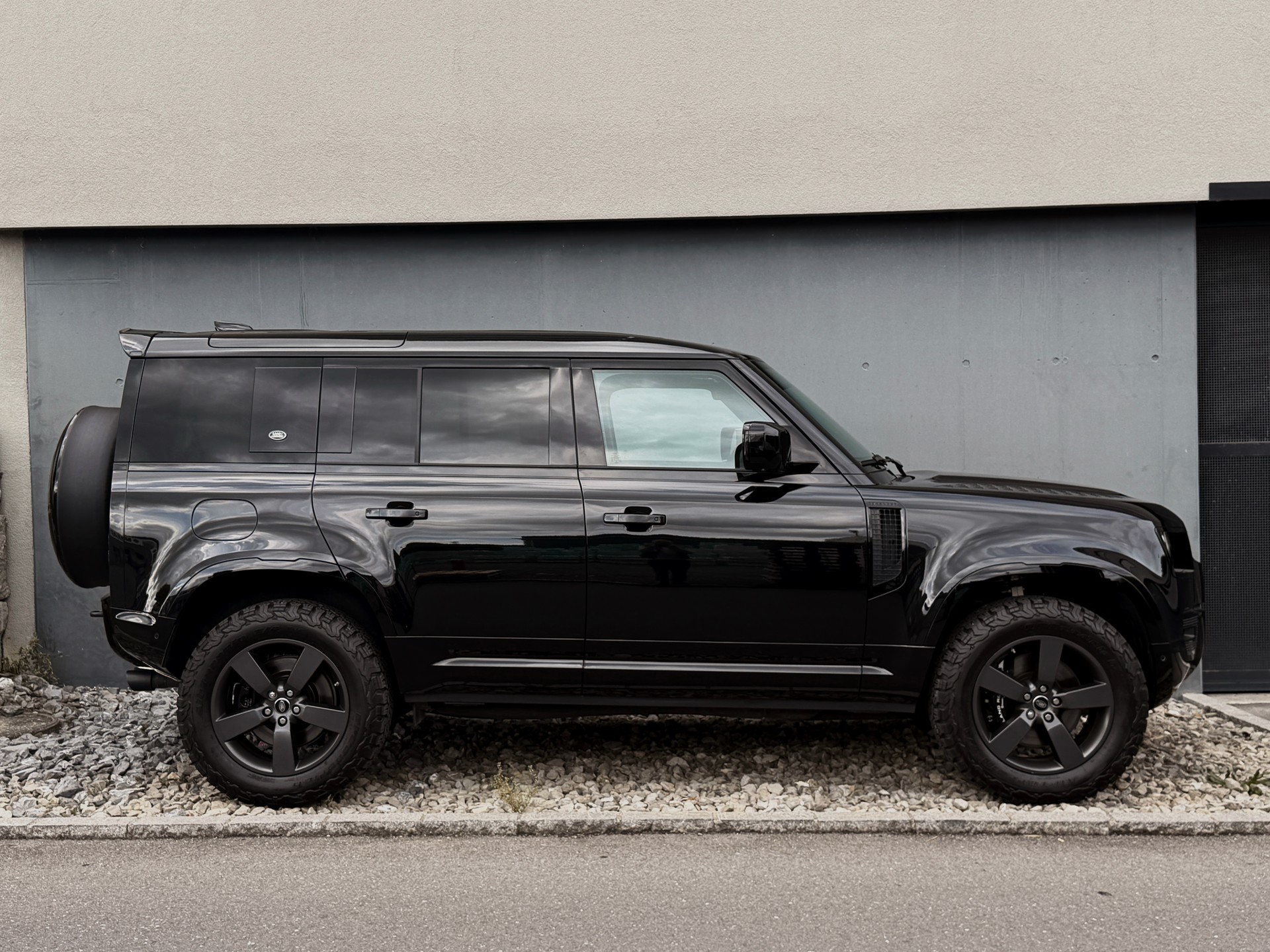 LAND ROVER Defender 110 525 V8 5.0 AT8-image-1