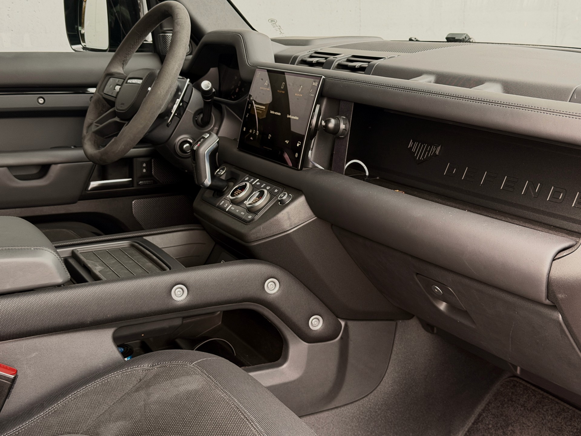 LAND ROVER Defender 110 525 V8 5.0 AT8-image-8