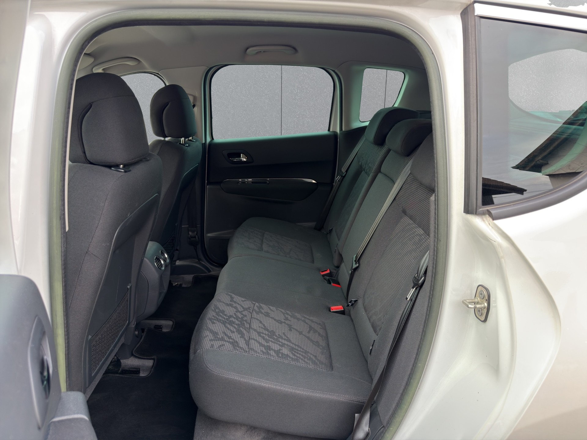 PEUGEOT 3008 2.0 HDI Swiss Edition Tiptronic-image-13