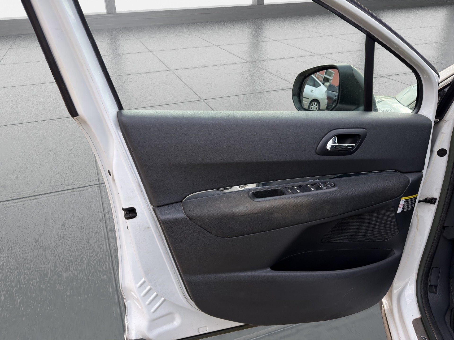PEUGEOT 3008 2.0 HDI Swiss Edition Tiptronic-image-12