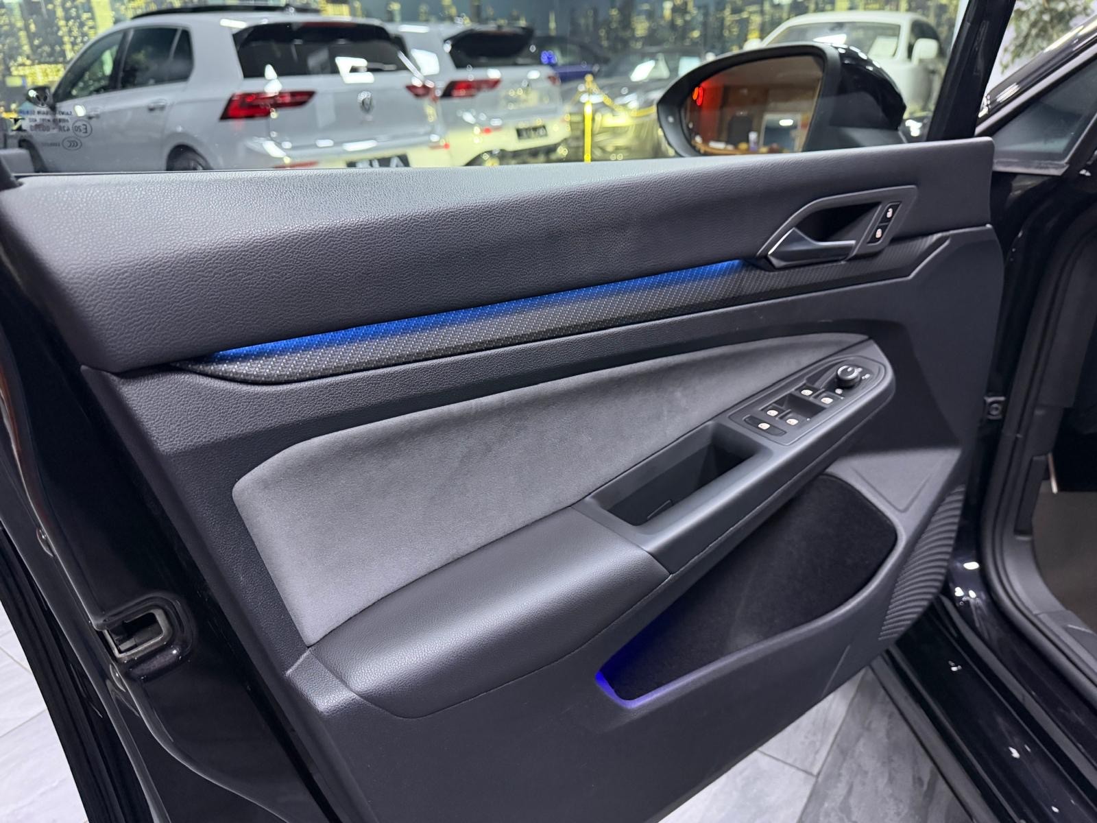 VW Golf 2.0 TDI R-Line DSG / Vollausstattung / Panorama / Leasing ab 299.--image-9