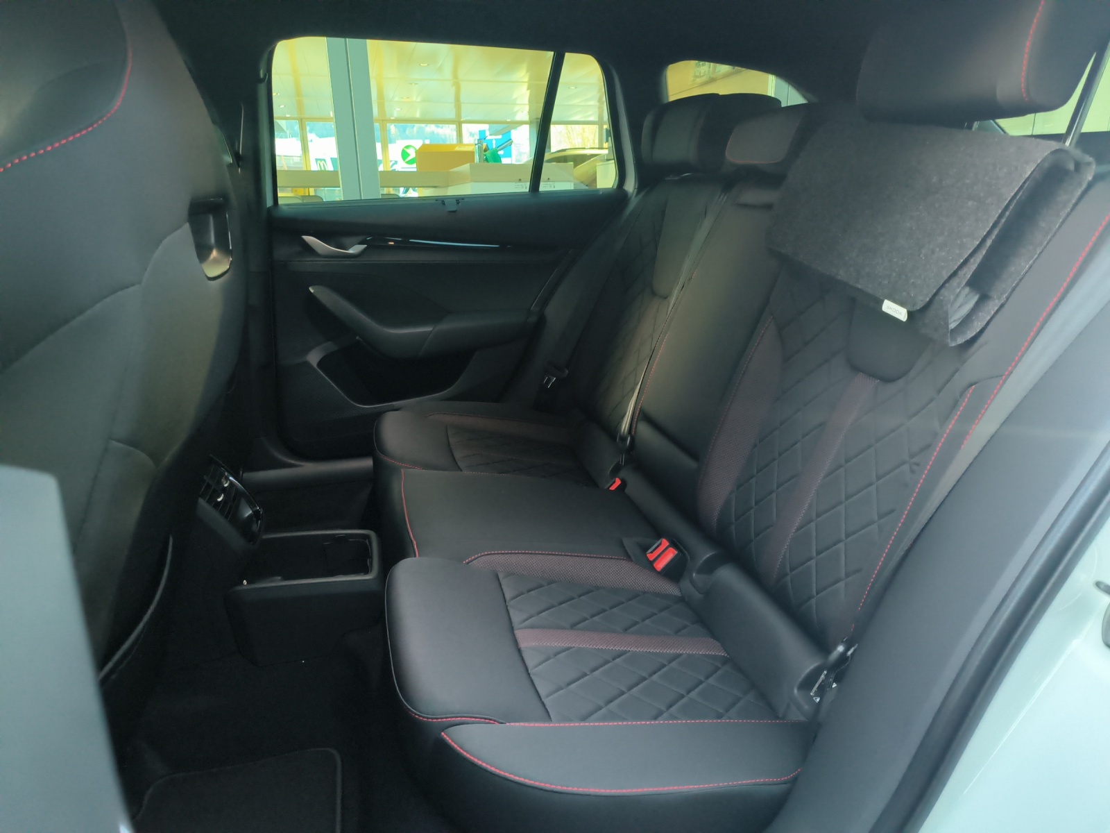 SKODA Octavia Combi 2.0 TSI DSG RS-image-10